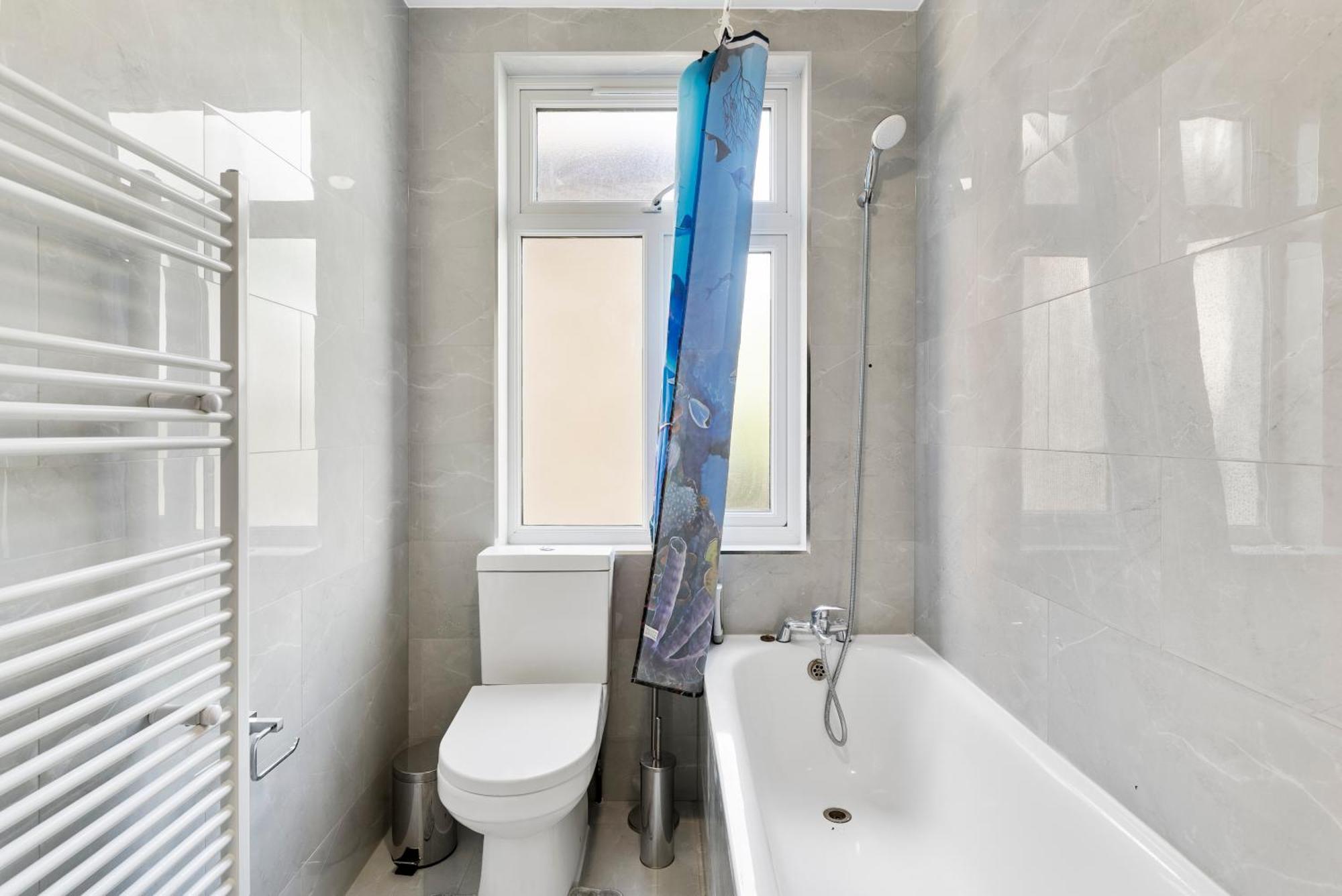 Beautiful Wembley Gem - Parking -sleeps 14 *