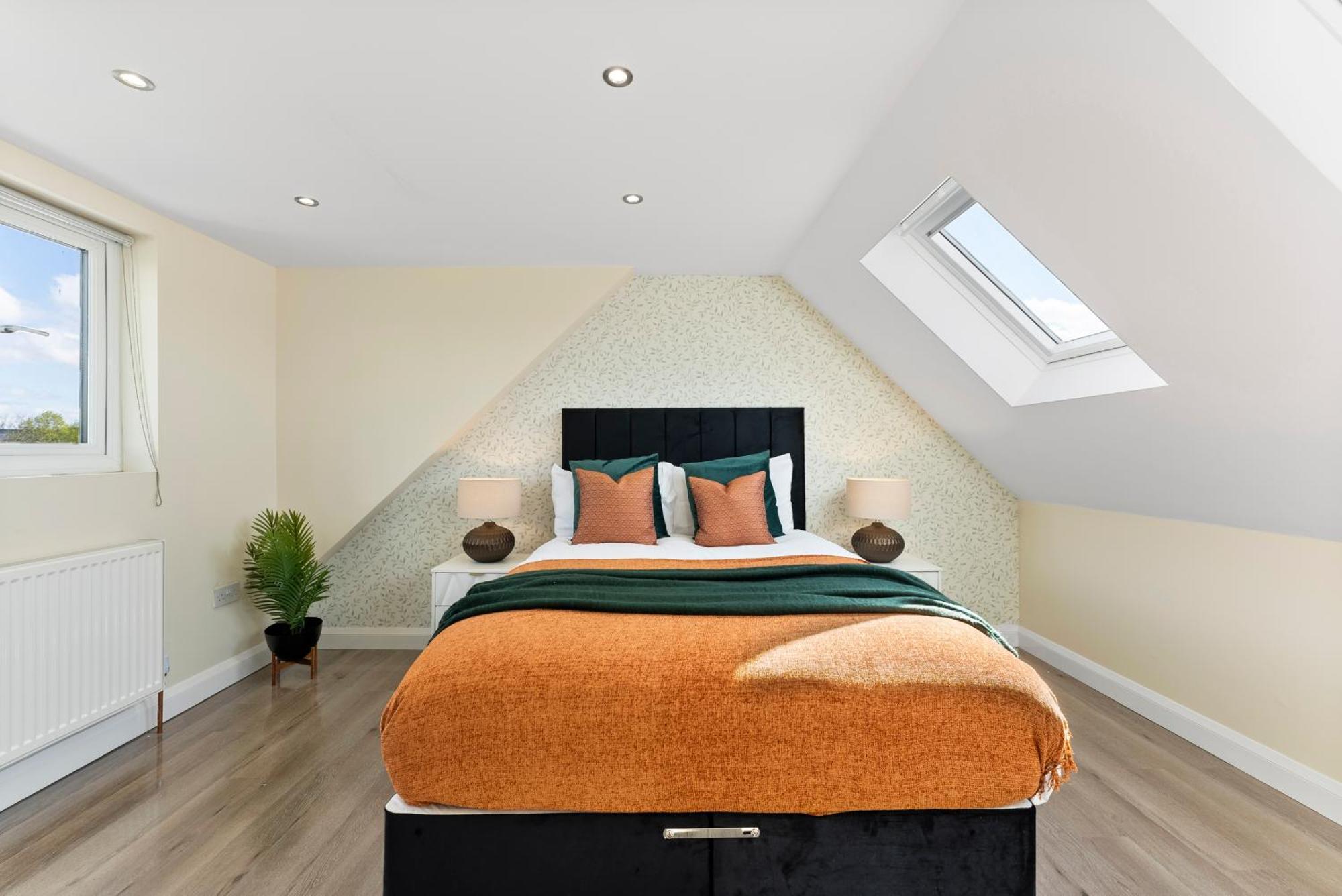 Beautiful Wembley Gem - Parking -sleeps 14 Holiday home