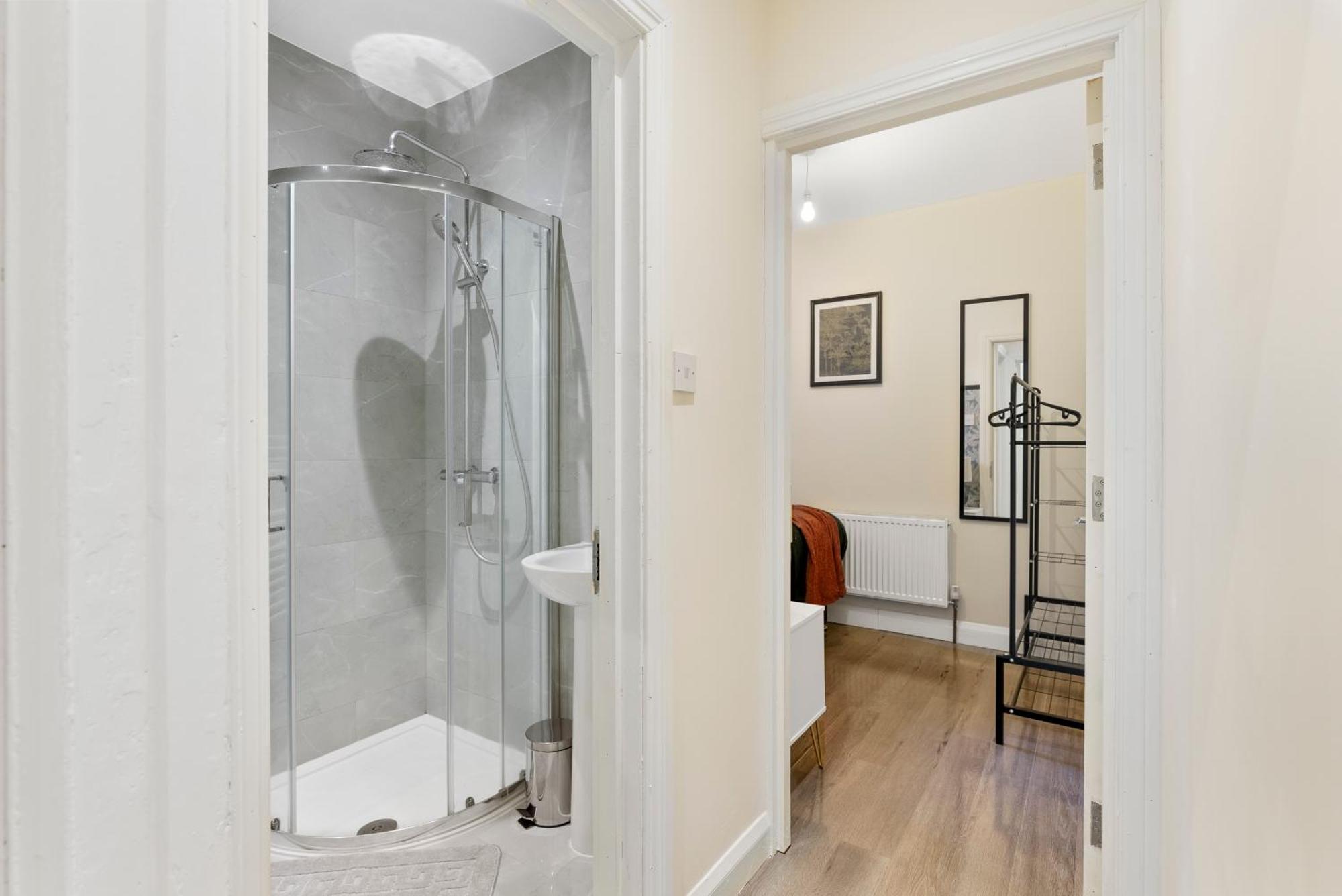 Holiday home Beautiful Wembley Gem - Parking -sleeps 14 London