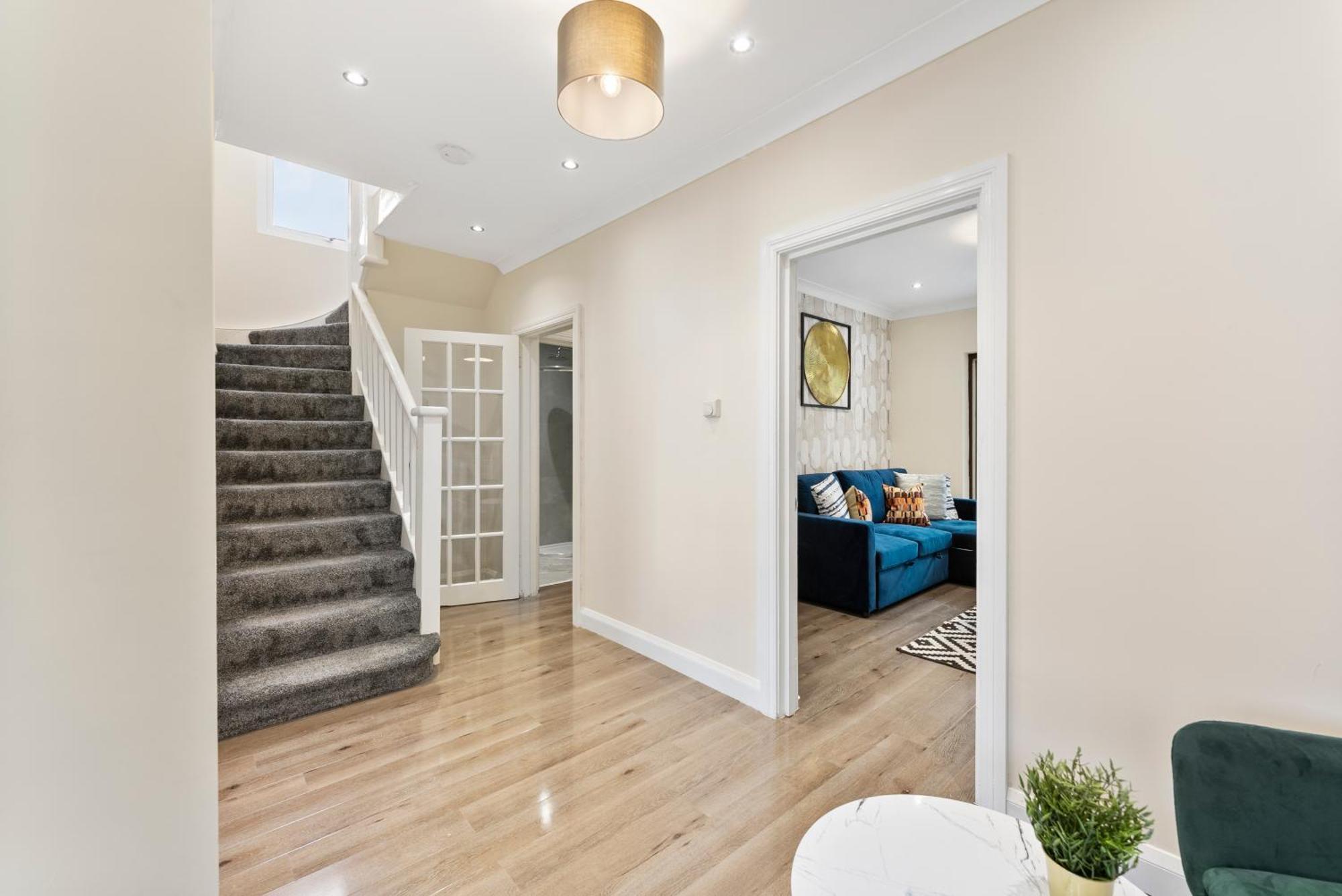 Beautiful Wembley Gem - Parking -sleeps 14 *