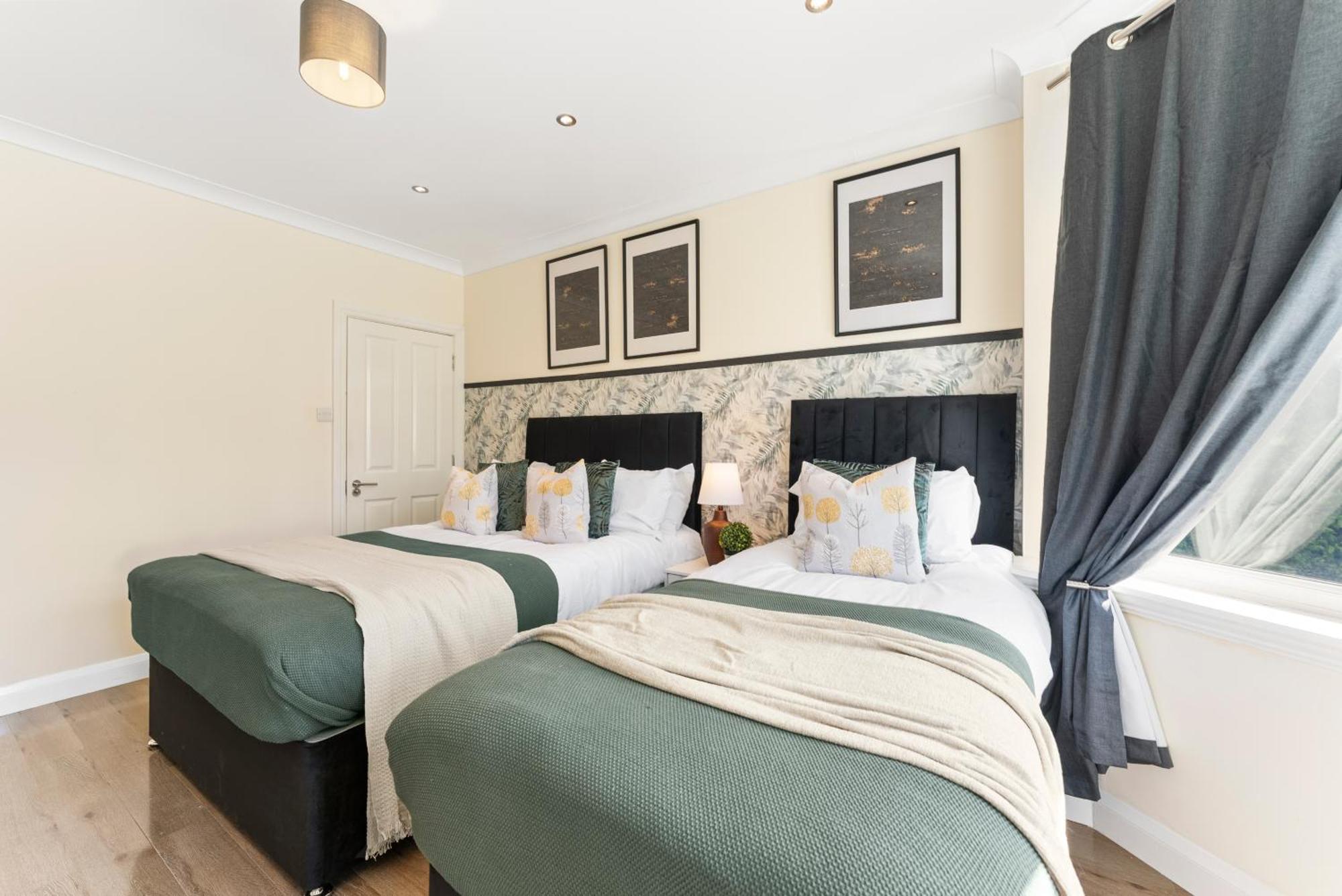 Beautiful Wembley Gem - Parking -sleeps 14 Holiday home London