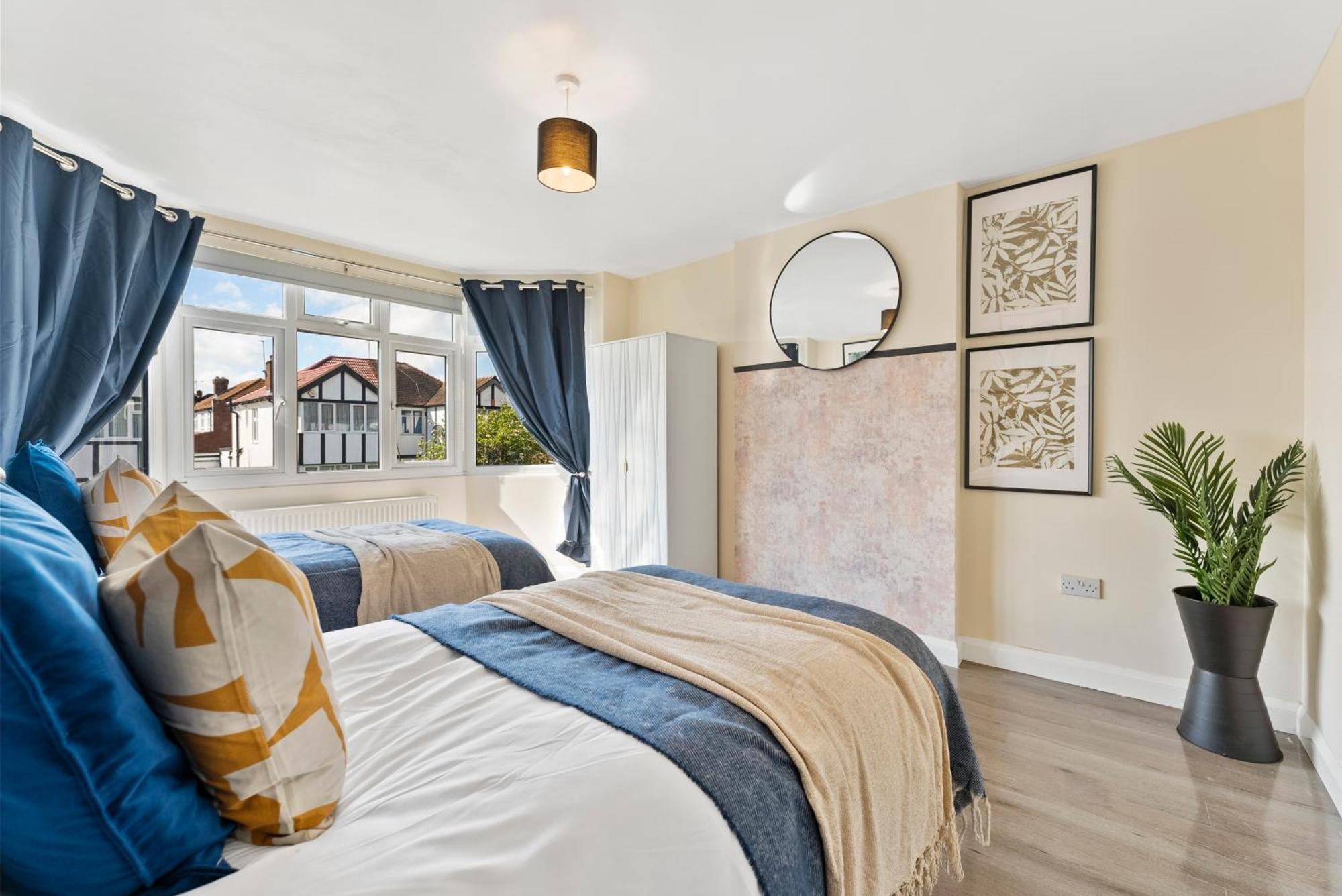 Beautiful Wembley Gem - Parking -sleeps 14