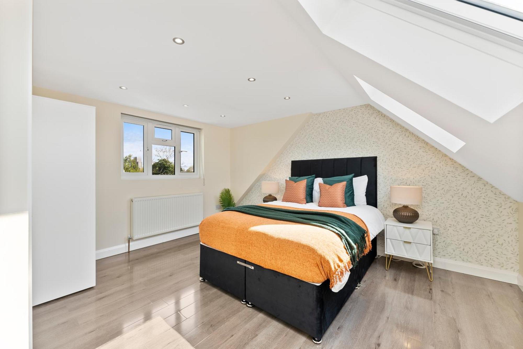 Beautiful Wembley Gem - Parking -sleeps 14 Holiday home *