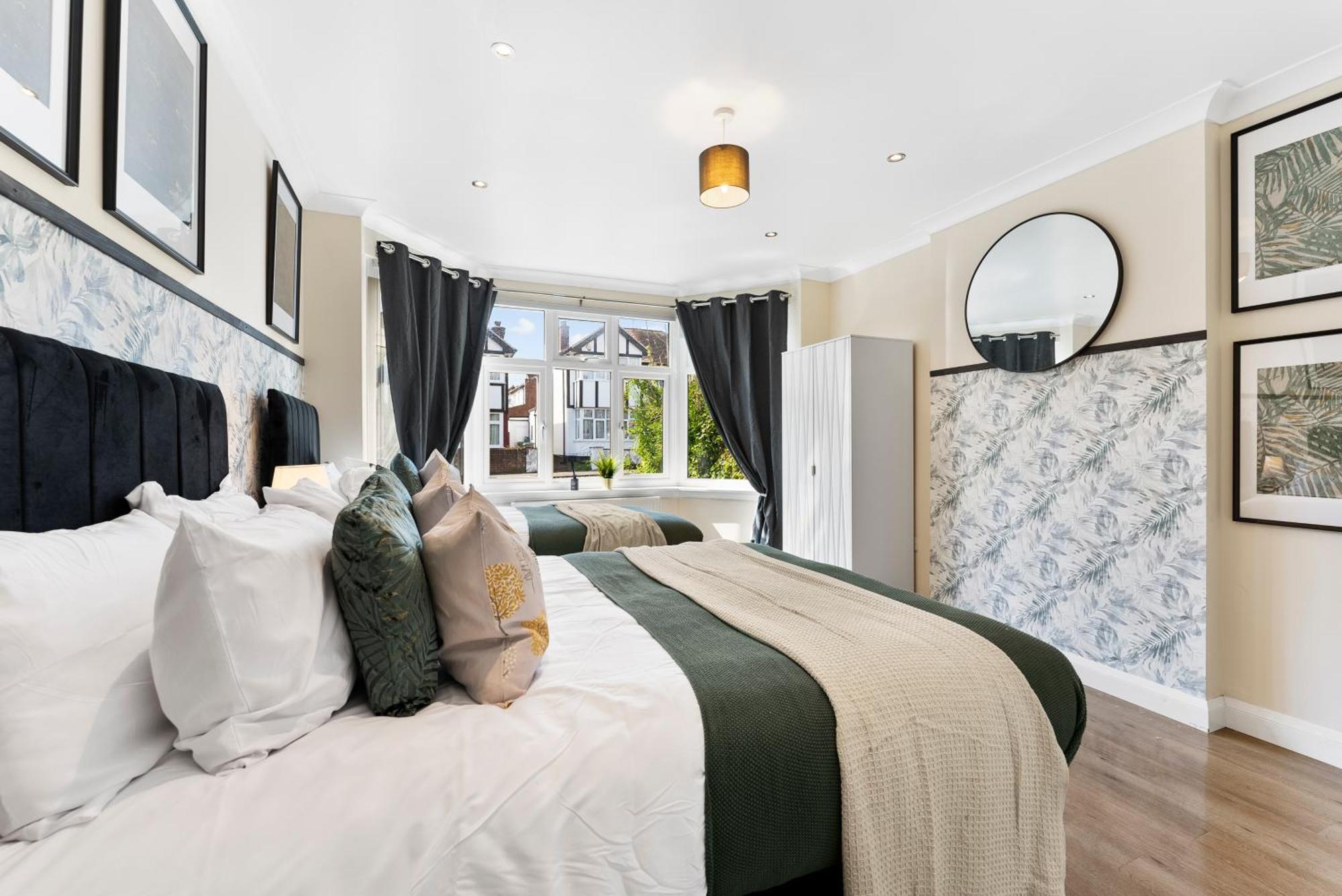Holiday home Beautiful Wembley Gem - Parking -sleeps 14 *