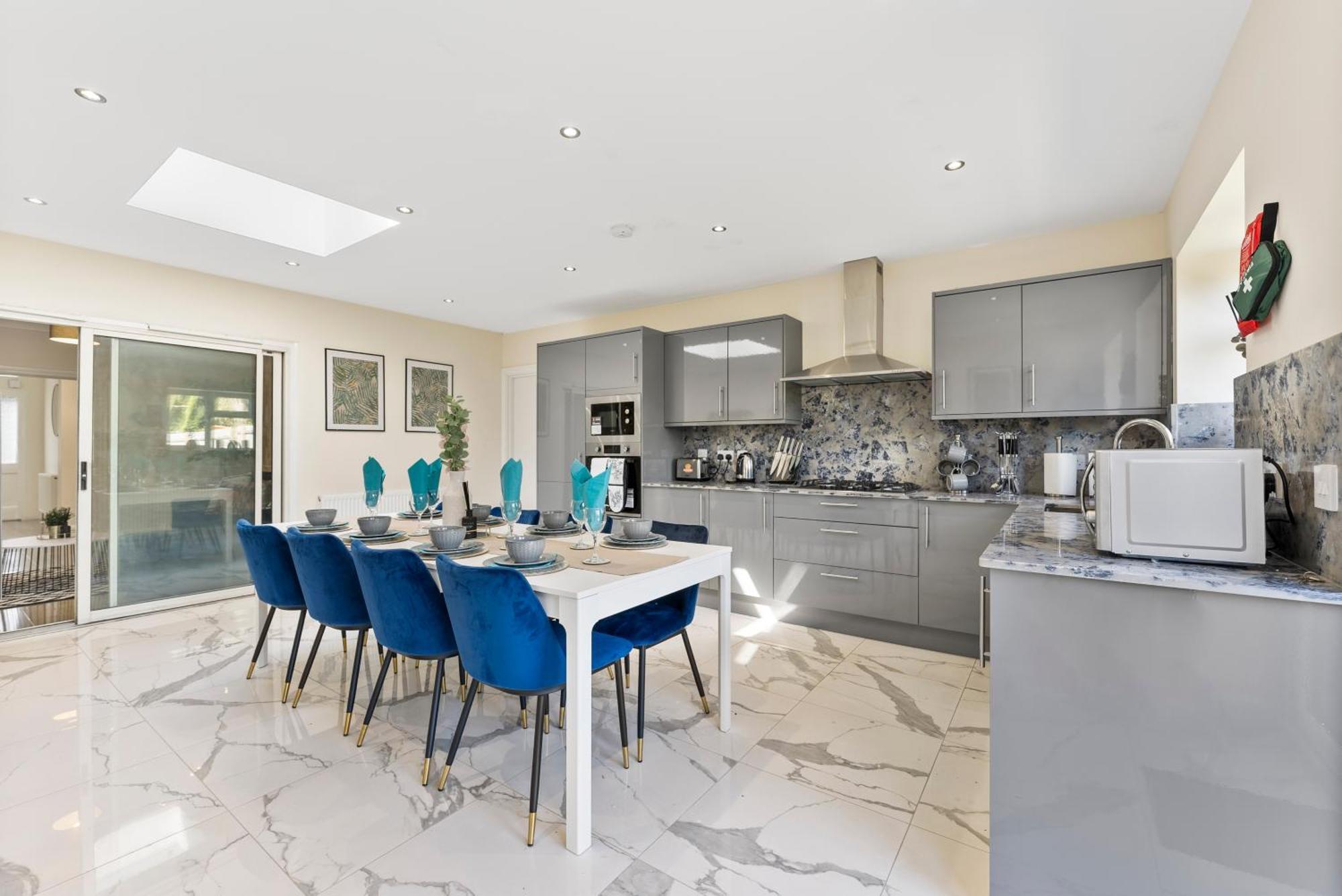 Beautiful Wembley Gem - Parking -sleeps 14 London