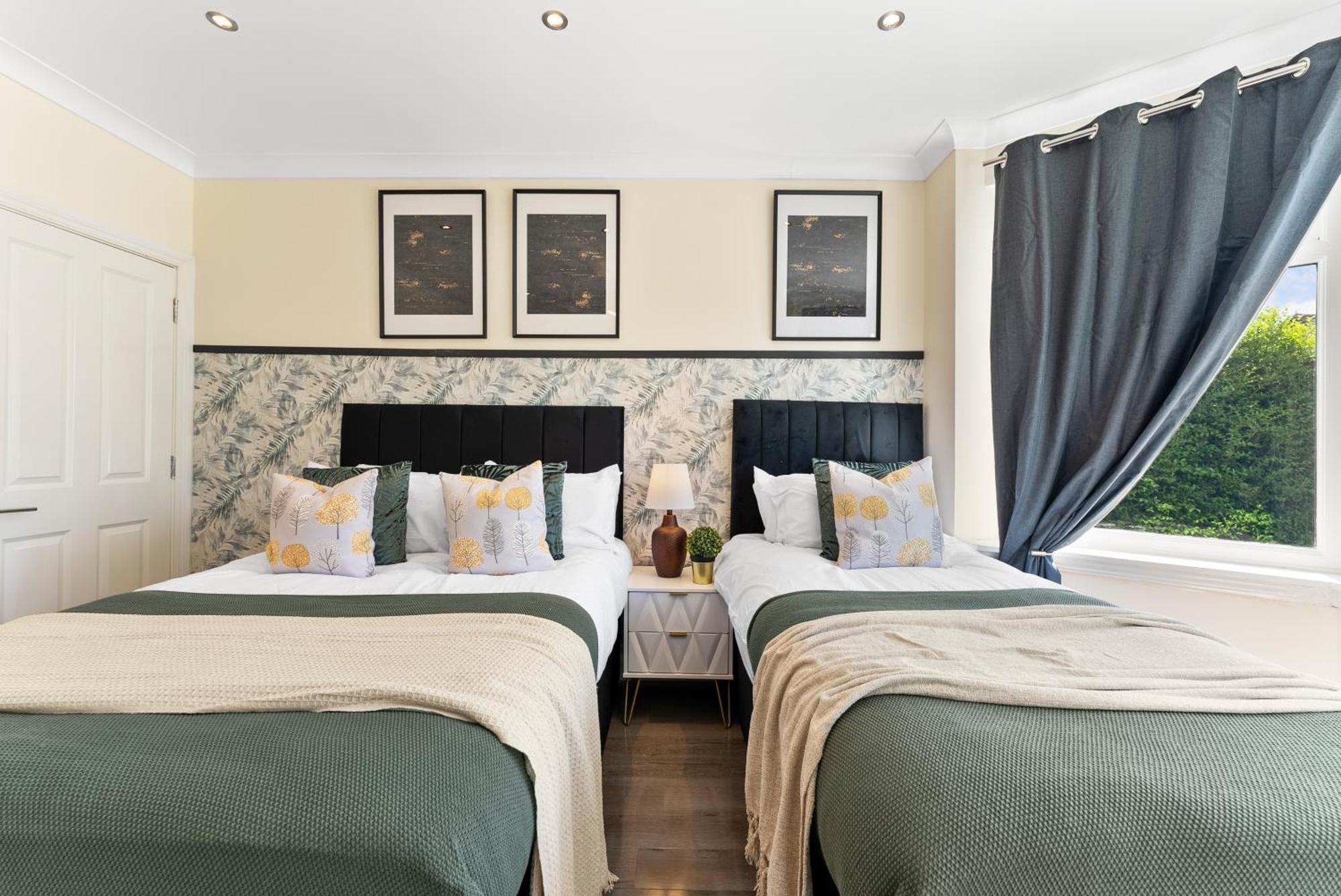 Beautiful Wembley Gem - Parking -sleeps 14 Holiday home *