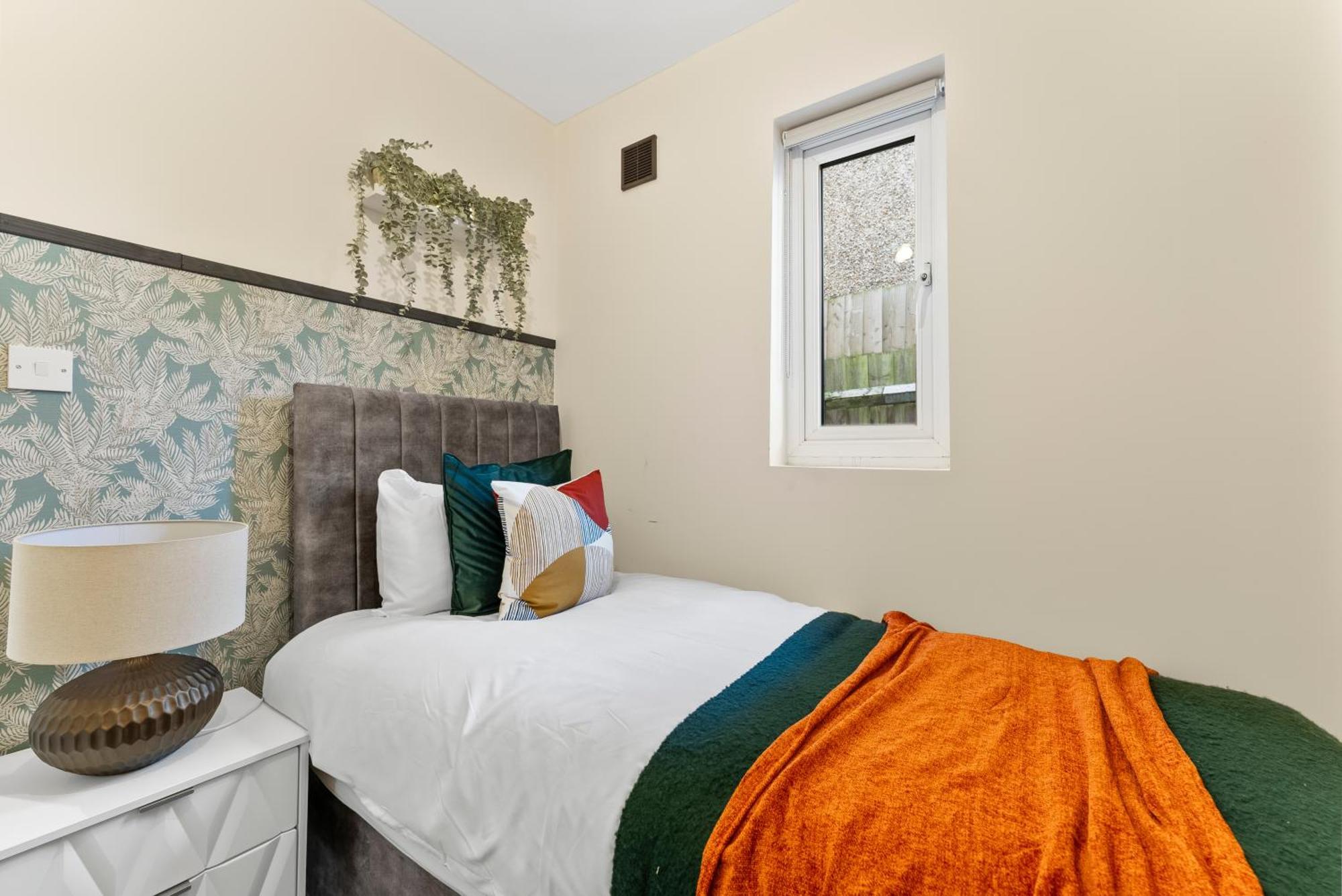 Beautiful Wembley Gem - Parking -sleeps 14 *
