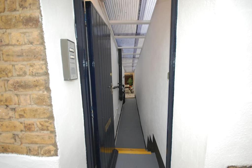 Apartment St 7 - Cosy, Modern Apartment-corbyn St N4 London