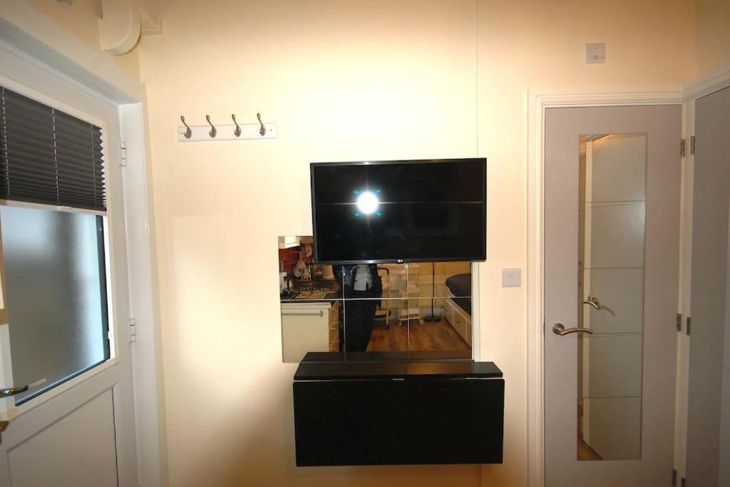 St 7 - Cosy, Modern Apartment-corbyn St N4 London
