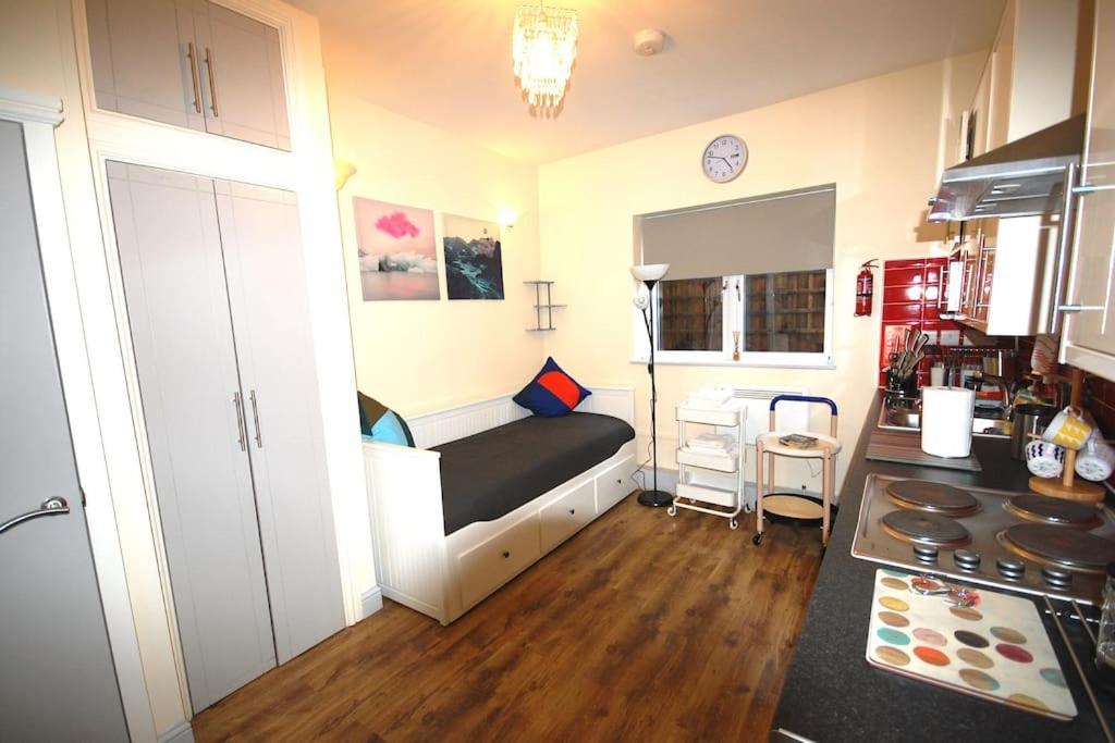 Apartment St 7 - Cosy, Modern Apartment-corbyn St N4 London