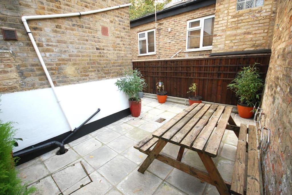 St 7 - Cosy, Modern Apartment-corbyn St N4 London