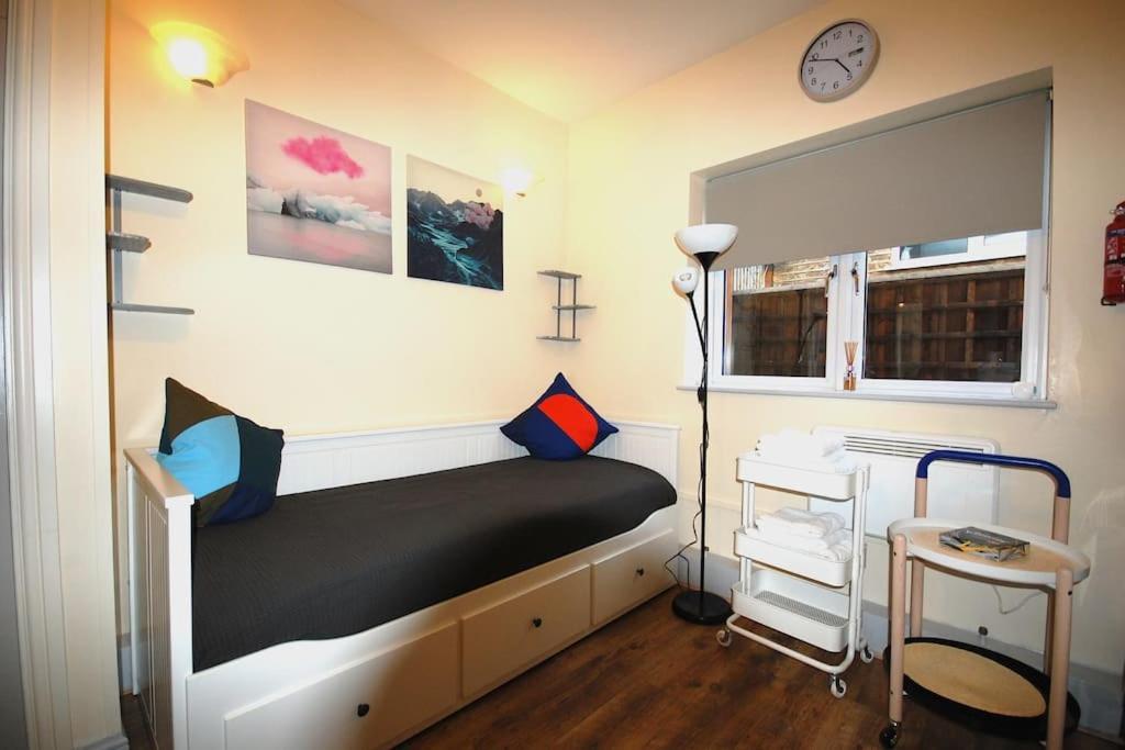 Apartment St 7 - Cosy, Modern Apartment-corbyn St N4 London