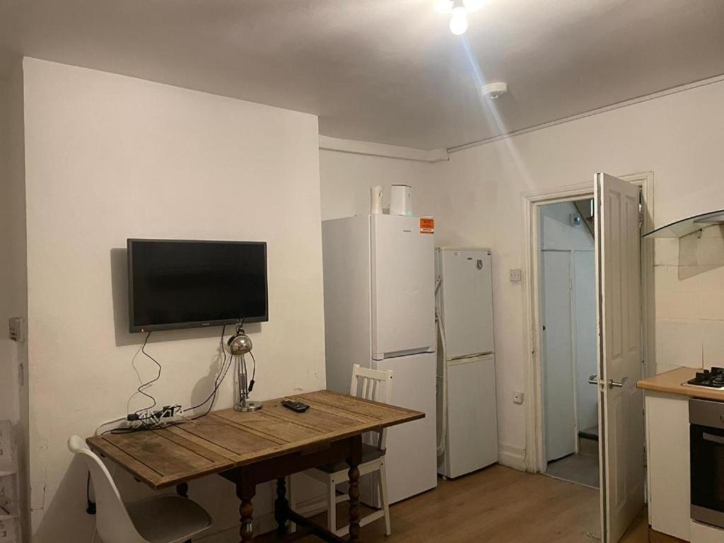 Guest house Balham, South Spacious, Lambert, 6 Available London