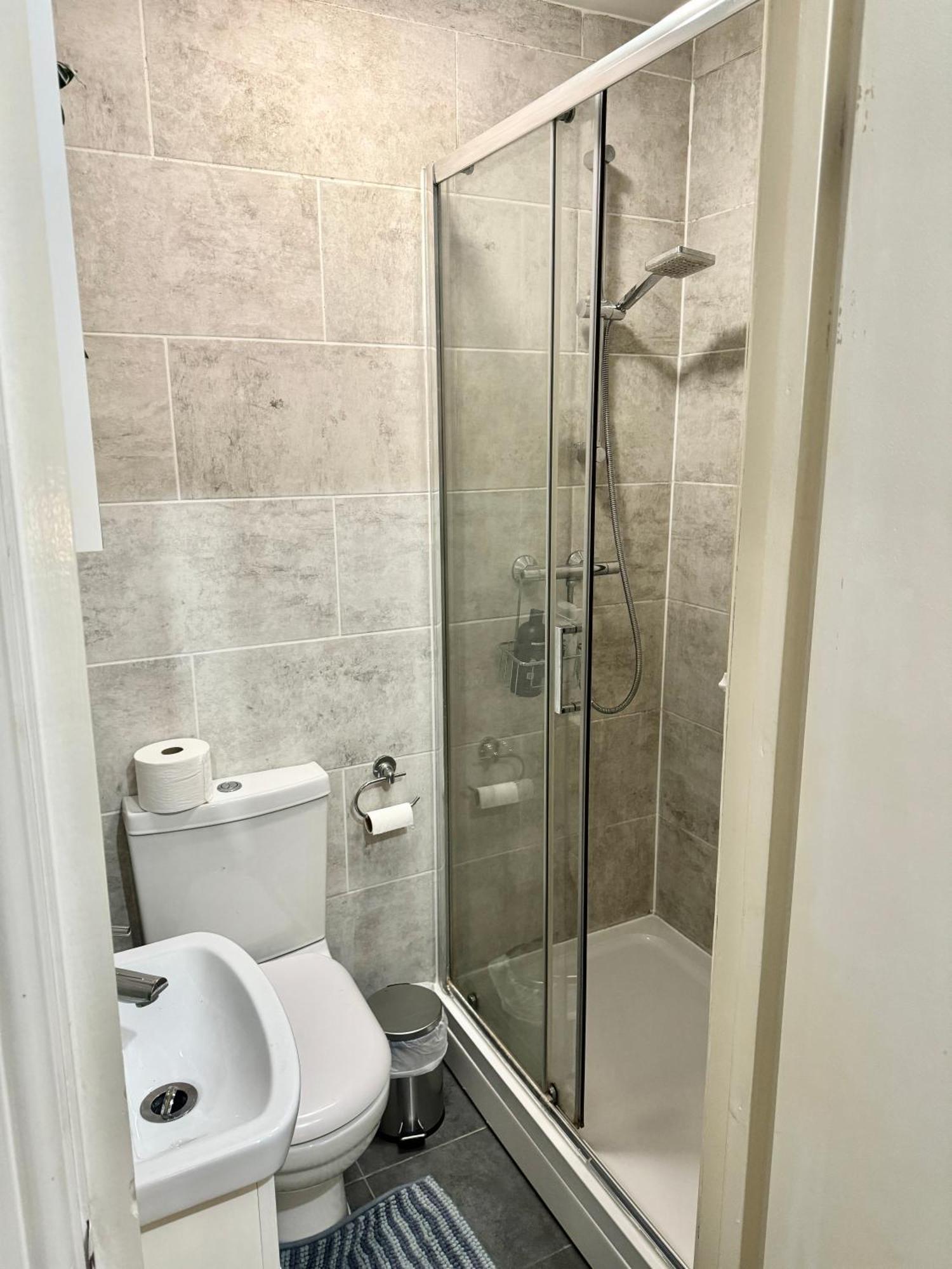 Hospedagem domiciliar Modern En-suite By Finsbury Park Station 8 Mins To King's Cross By Tube