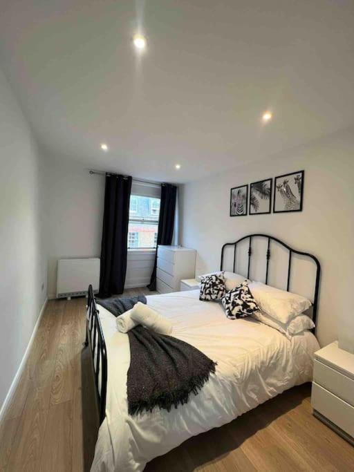 Explore From The Heart Of Soho Apartment London