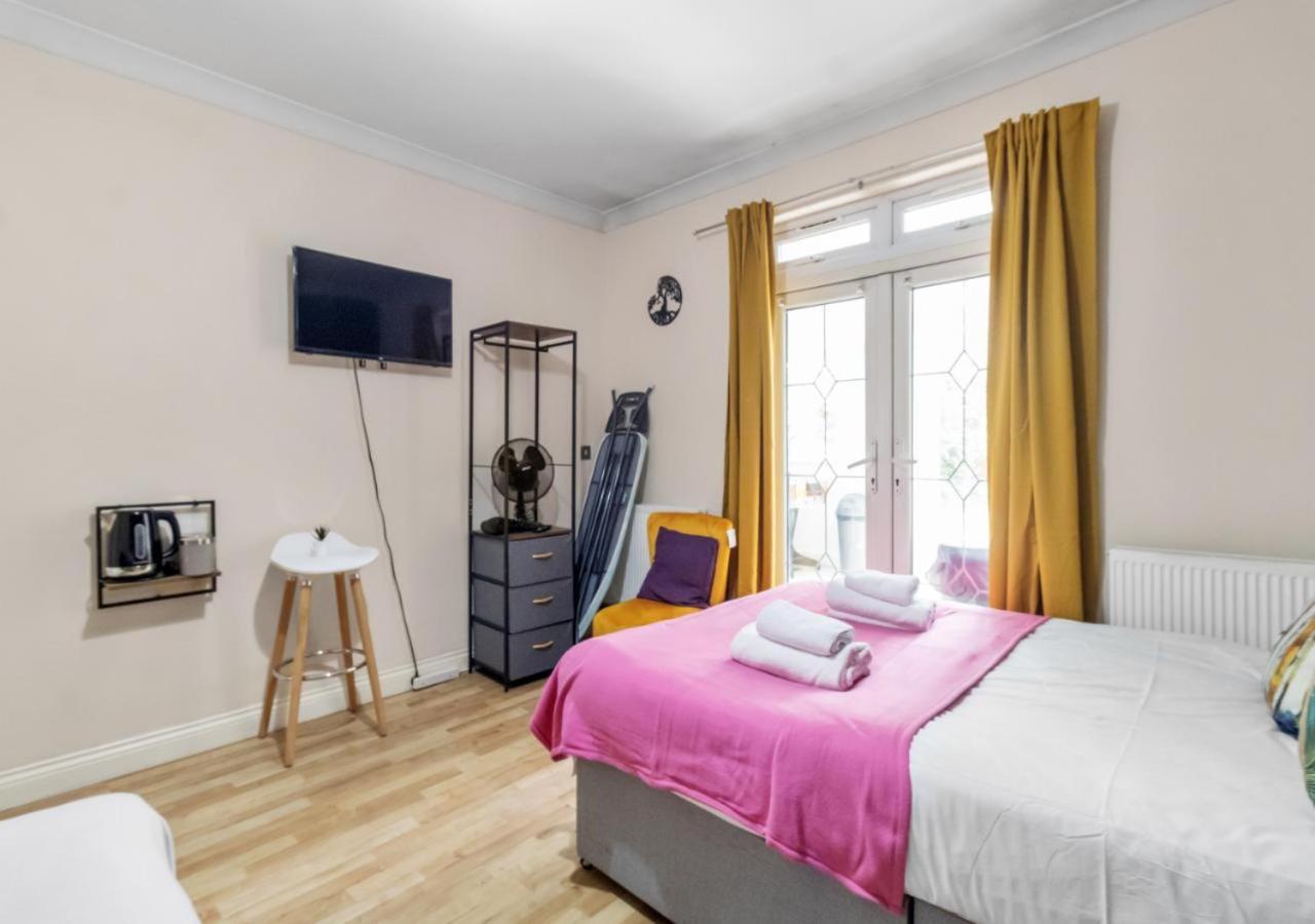 The Roundway Styles & Cosy Private In Apartment *