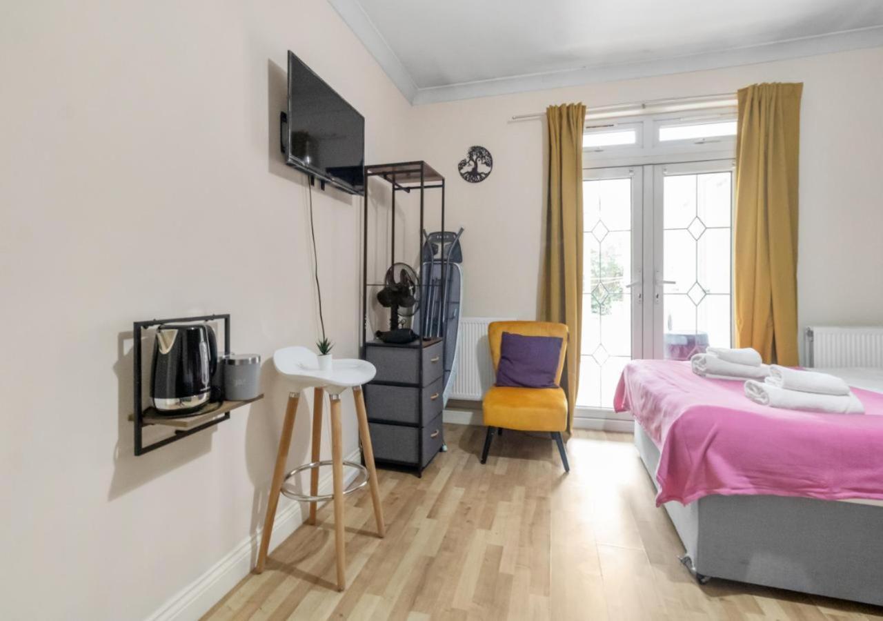 The Roundway Styles & Cosy Private In * London