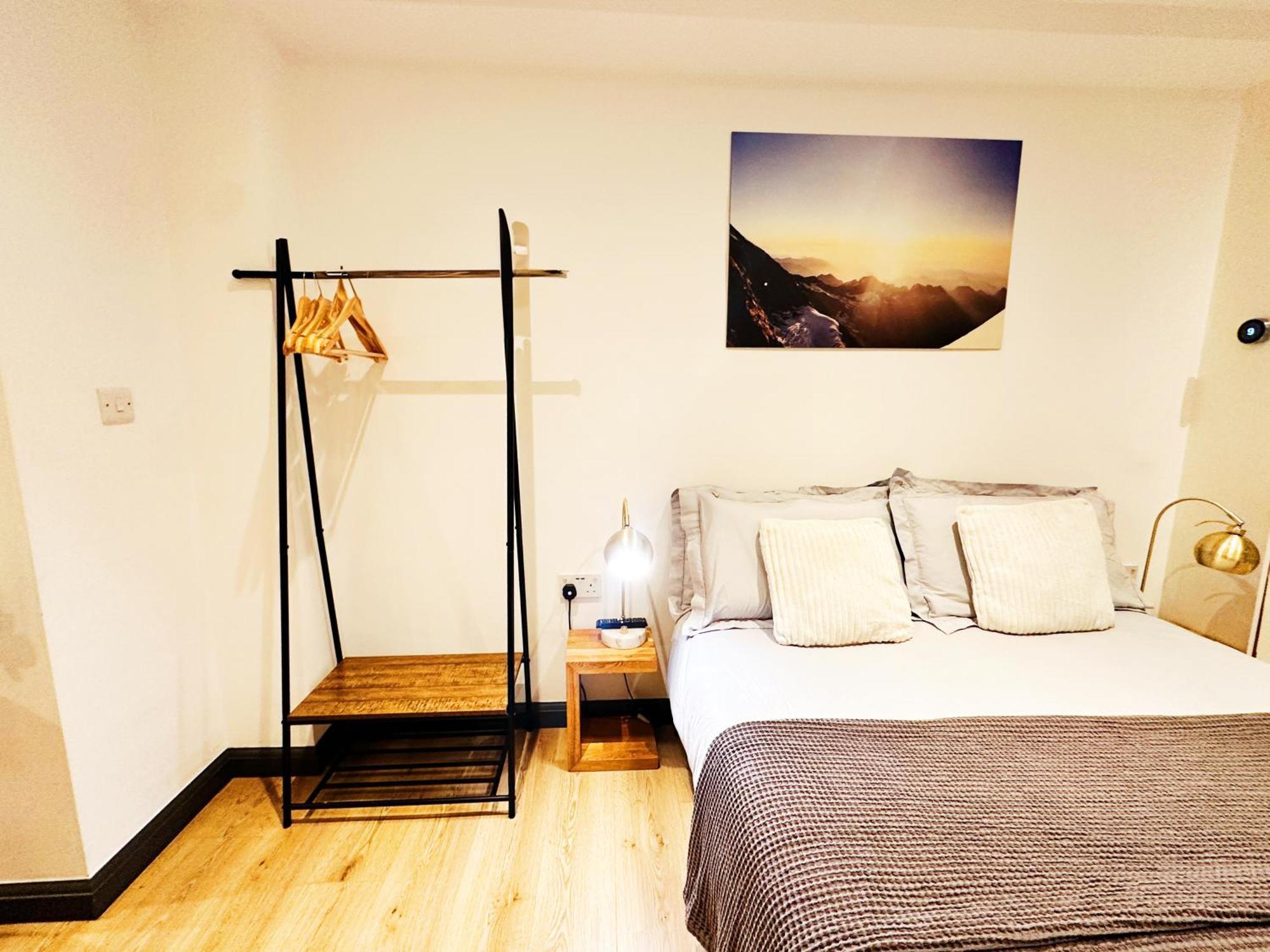 Hidden Retreat With Steam Room, King Bed Near Tube Apartment