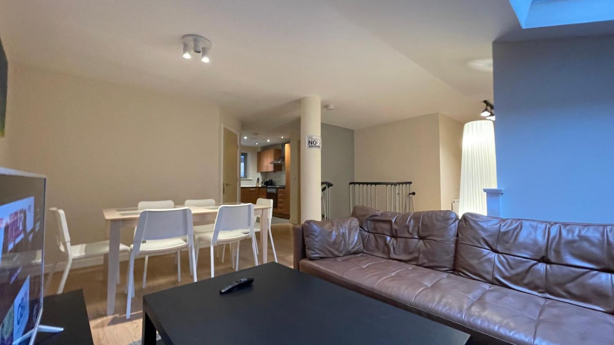 Apartment 4- Bedroom , 1 Living Flat Near Emirates Stadium London