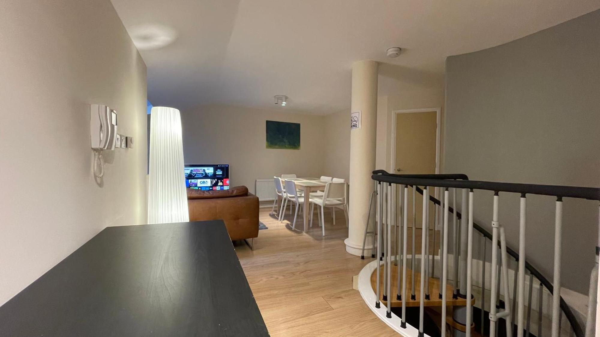 4- Bedroom , 1 Living Flat Near Emirates Stadium * London