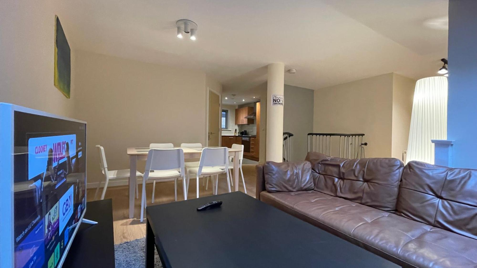 4- Bedroom , 1 Living Flat Near Emirates Stadium Apartment London