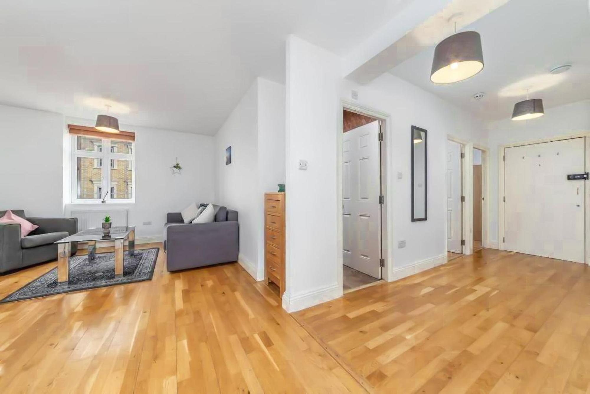Lovely 2 Bedroom With Patio Waterloo Lm1 London