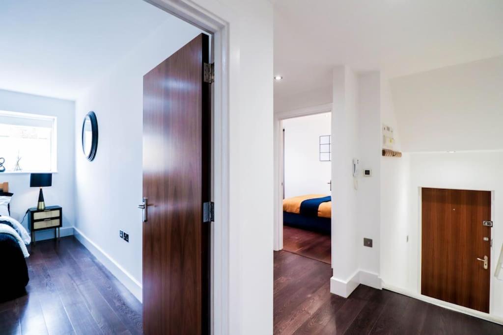 Luxury Flat Wroof Terrace Close To Train Station * London