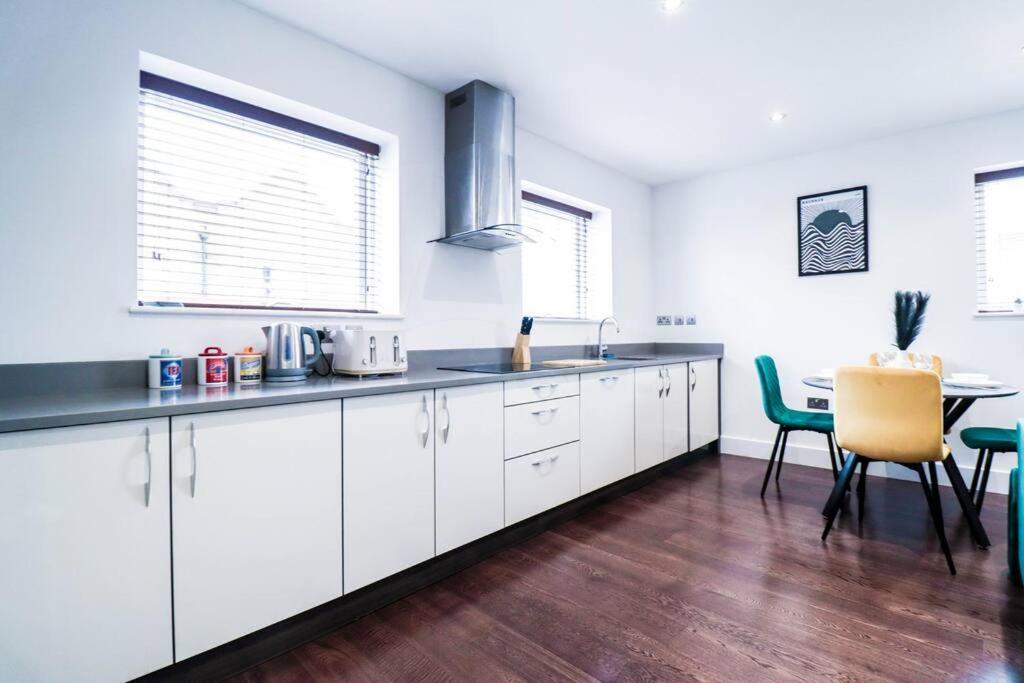 Luxury Flat Wroof Terrace Close To Train Station * London
