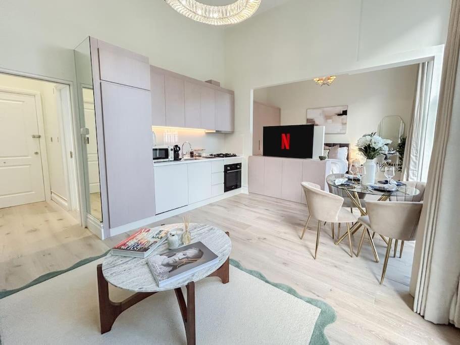Stylish In Prime Apartment London