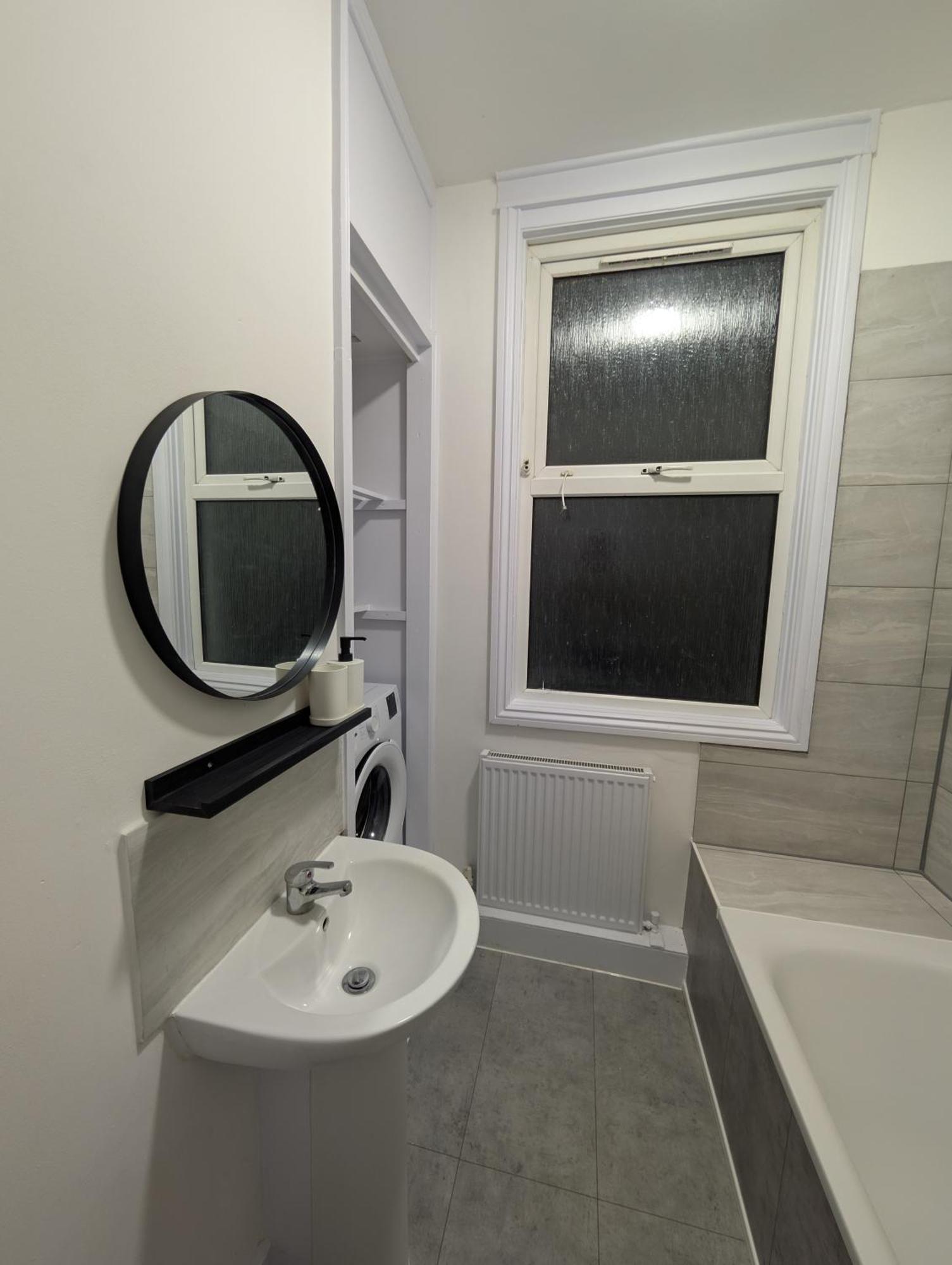 3 Bedroom With Garden Near Tube Station *