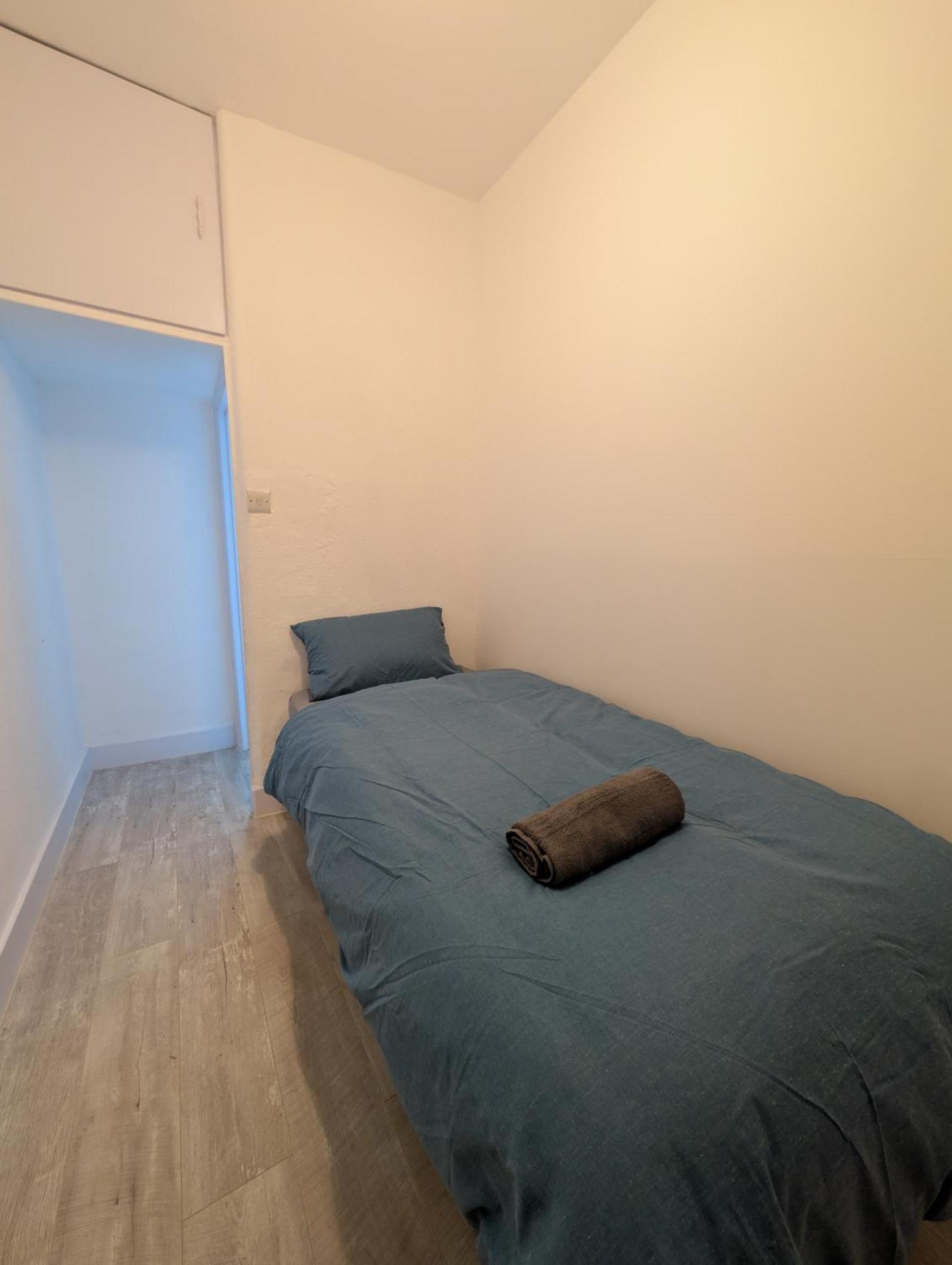 3 Bedroom With Garden Near Tube Station *