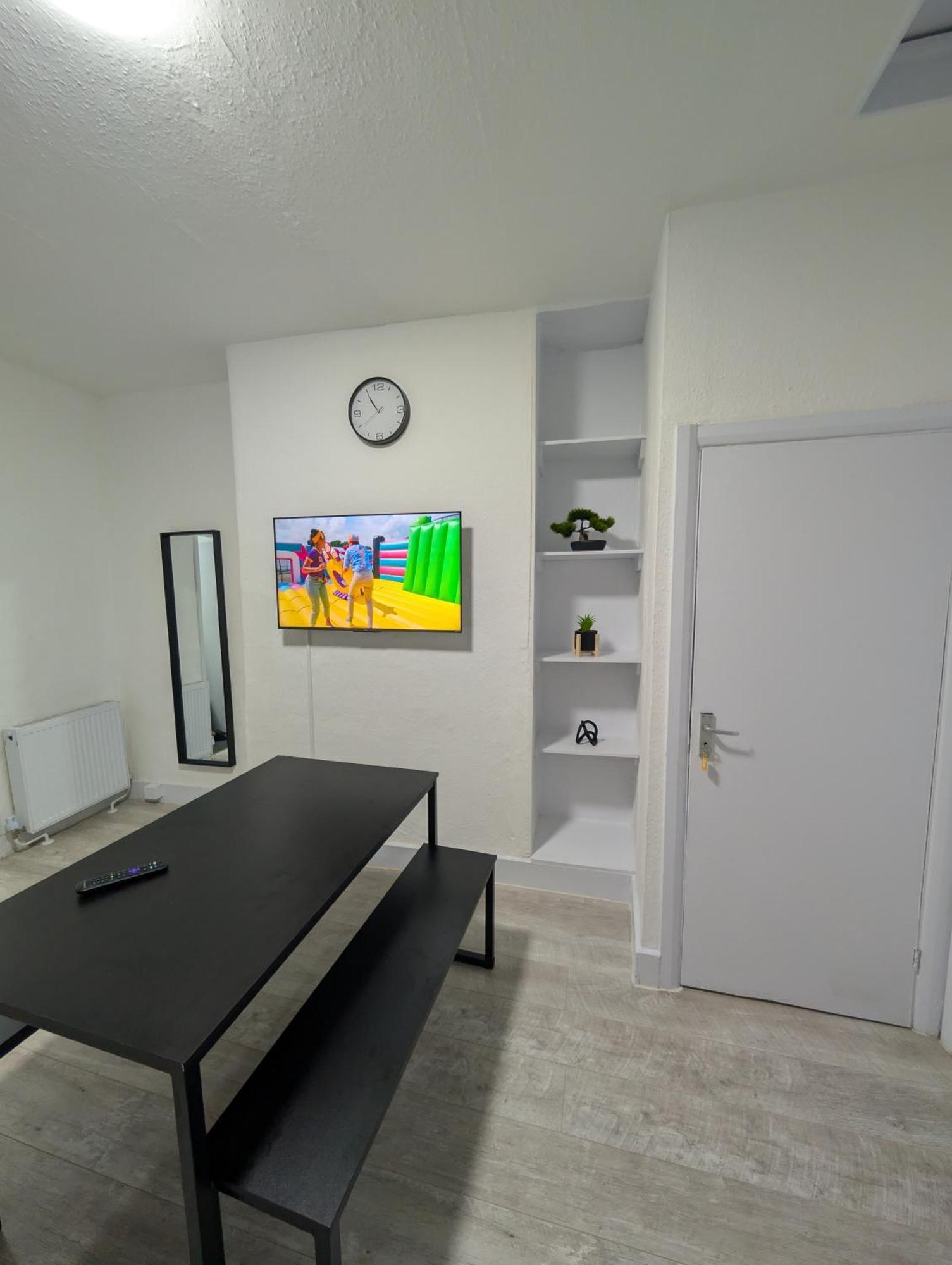 3 Bedroom With Garden Near Tube Station Apartment *
