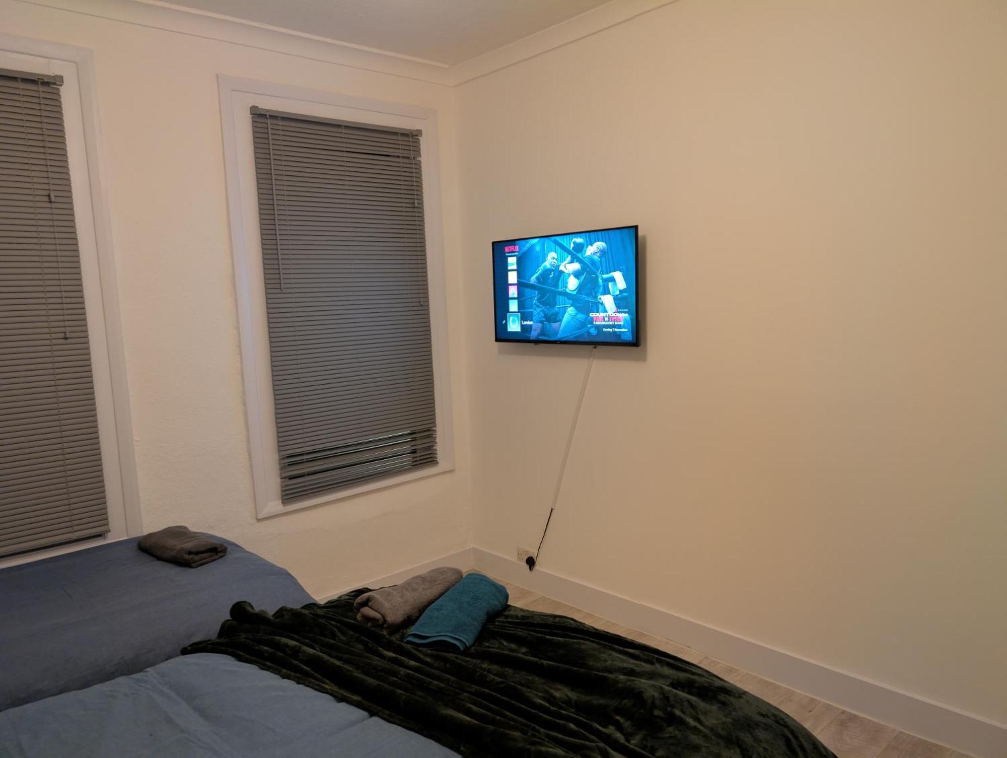 Apartment 3 Bedroom With Garden Near Tube Station *