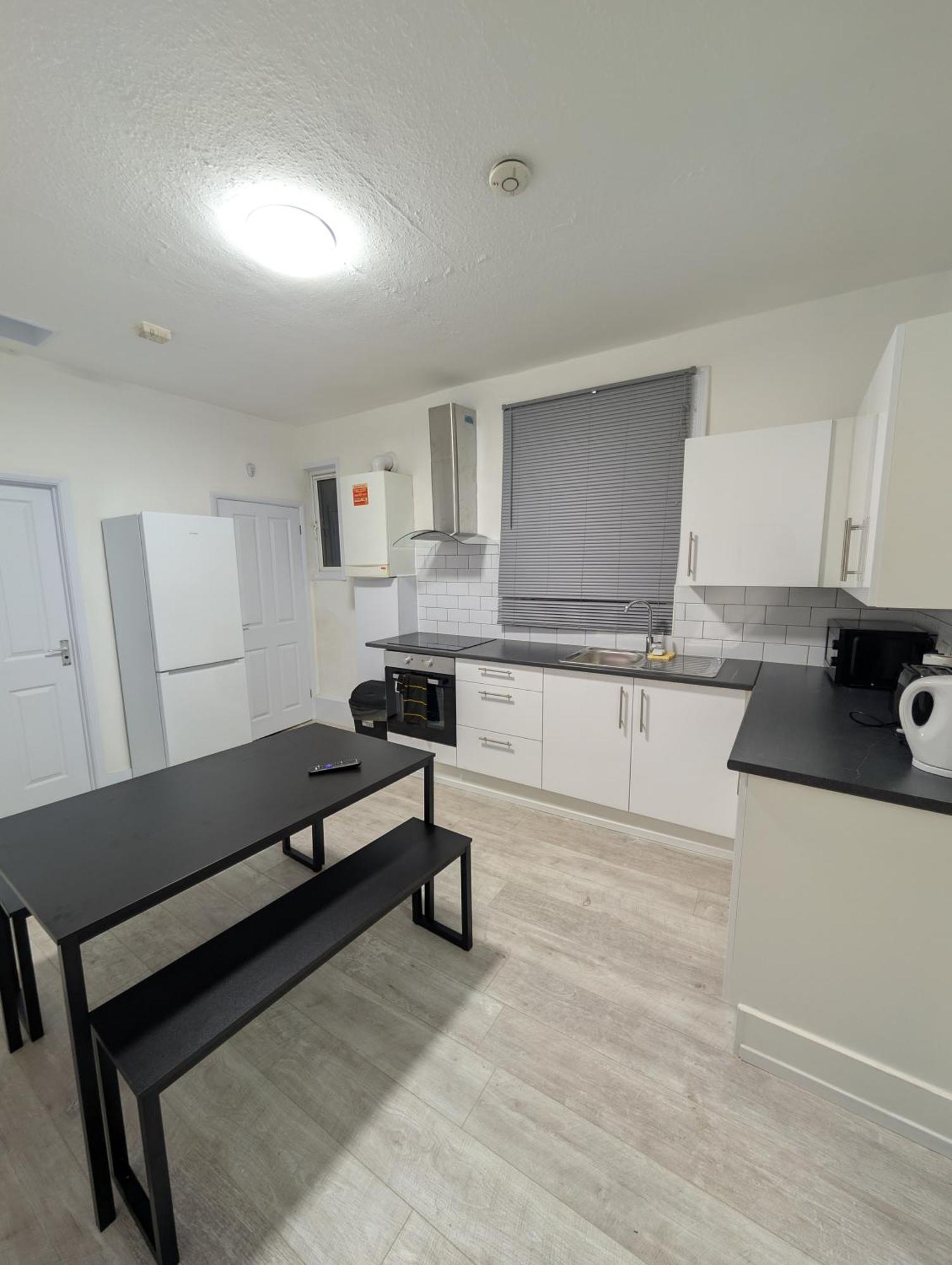 3 Bedroom With Garden Near Tube Station Apartment *