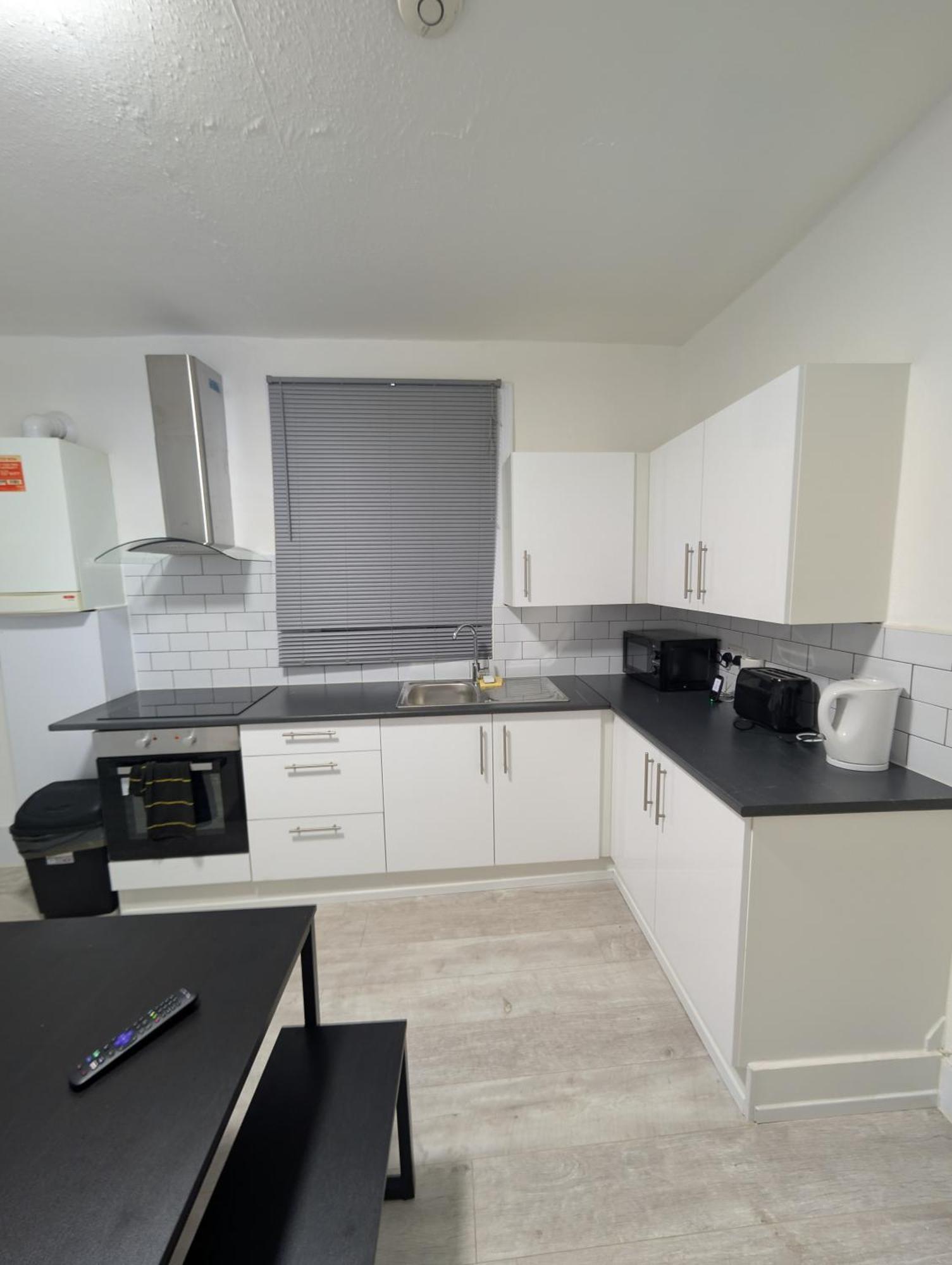 Apartment 3 Bedroom With Garden Near Tube Station London