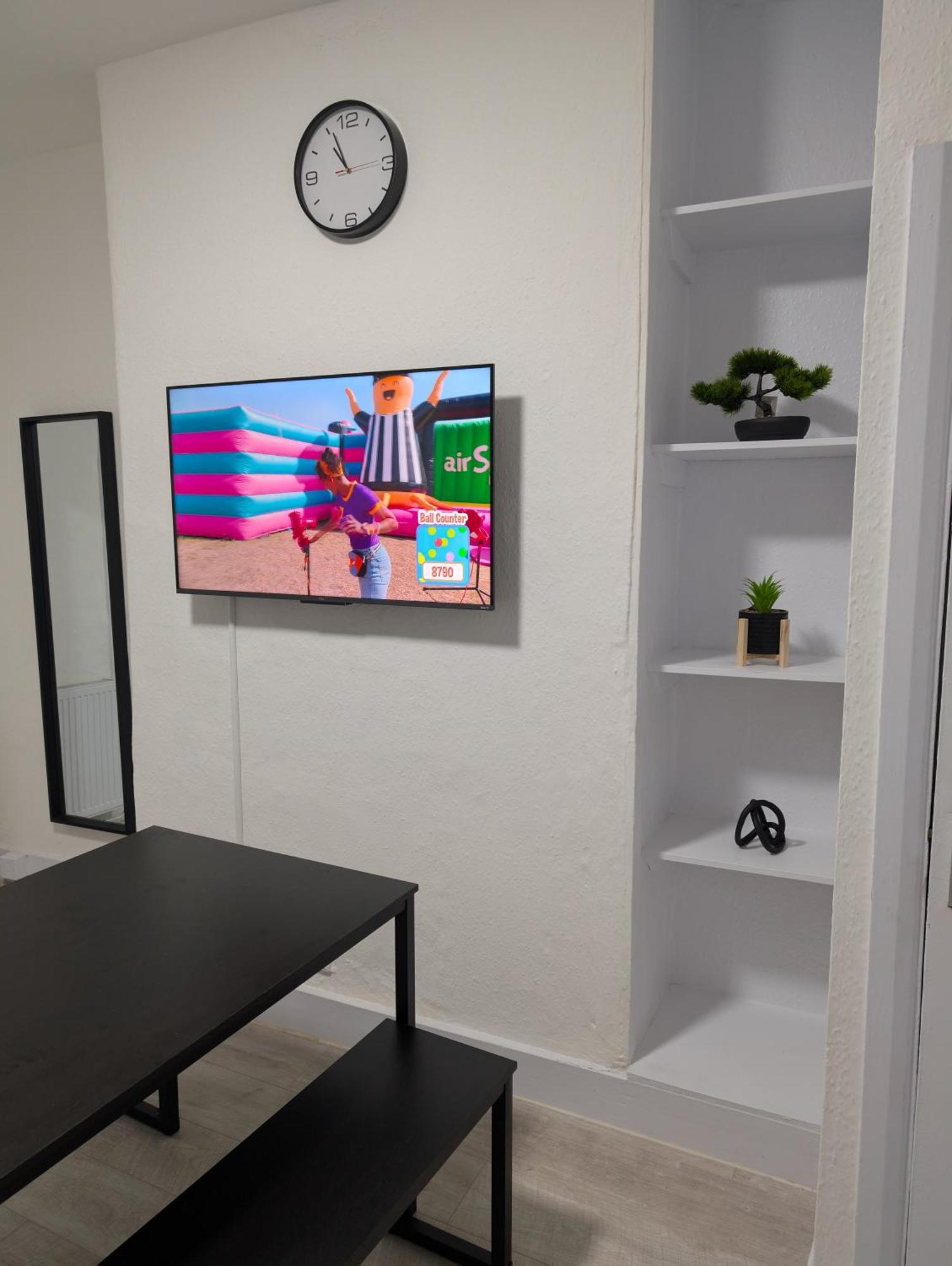 3 Bedroom With Garden Near Tube Station *