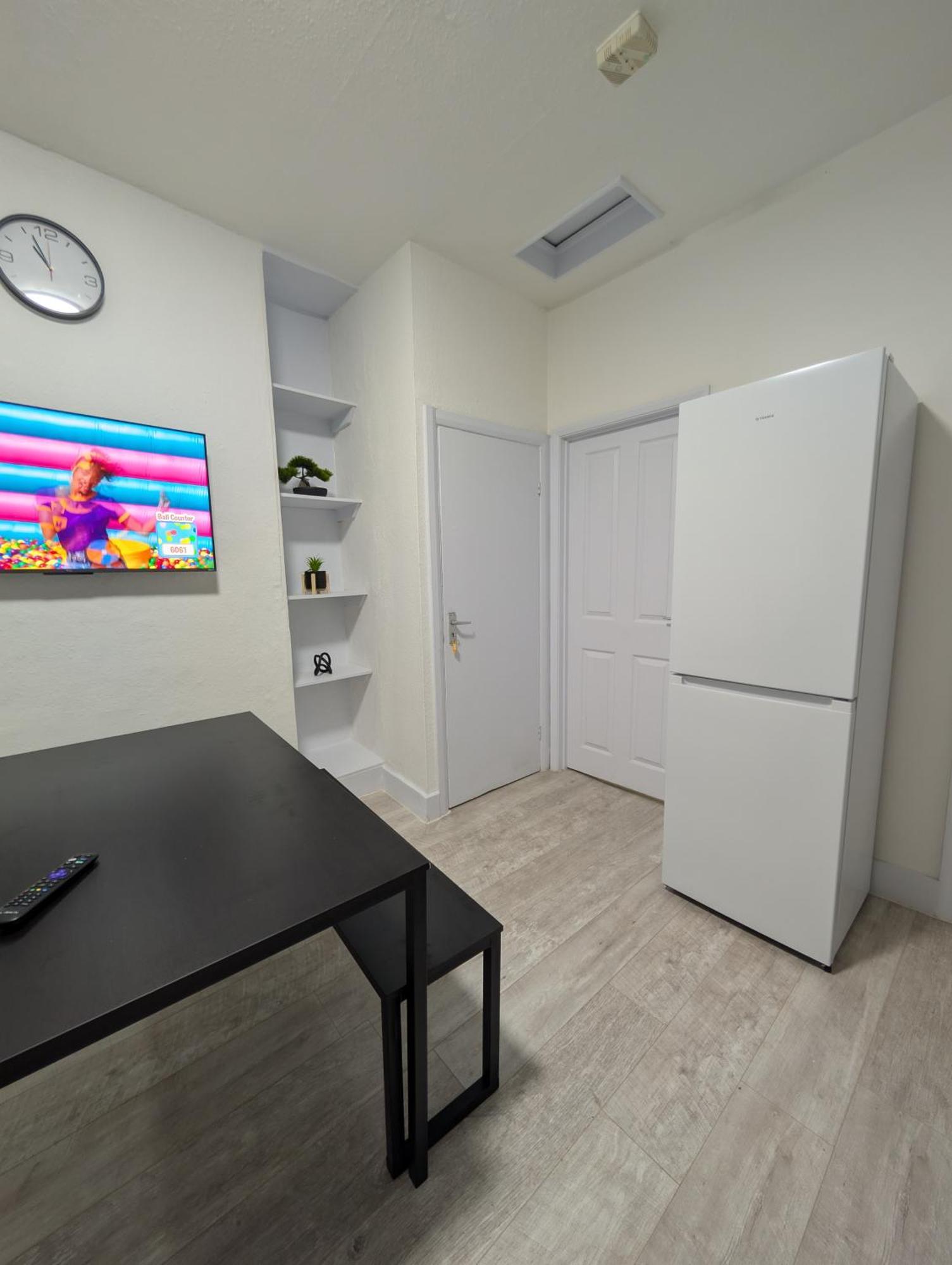 Apartment 3 Bedroom With Garden Near Tube Station London