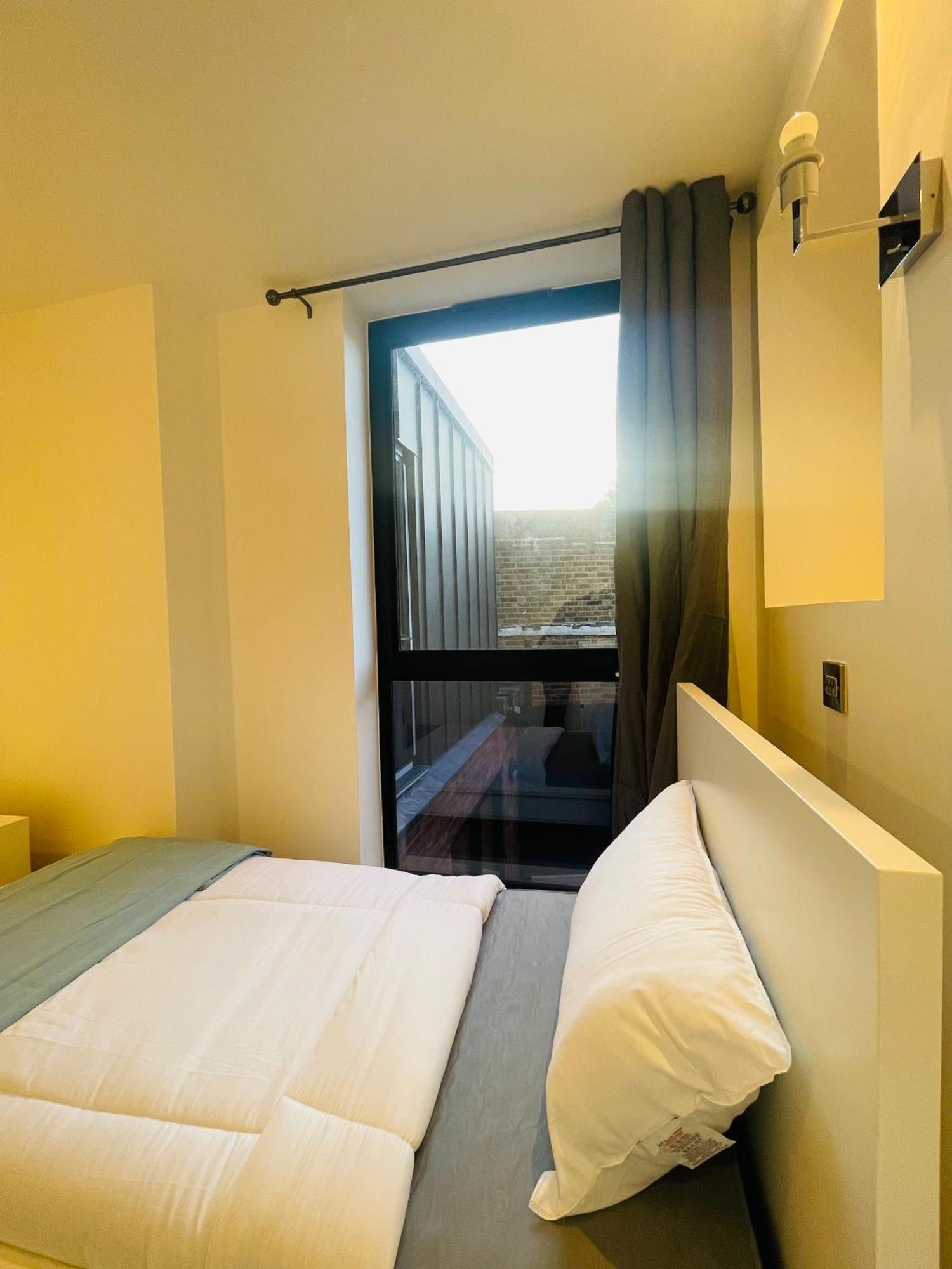 Apartment Fully Furnished Duplex In Askew Road London