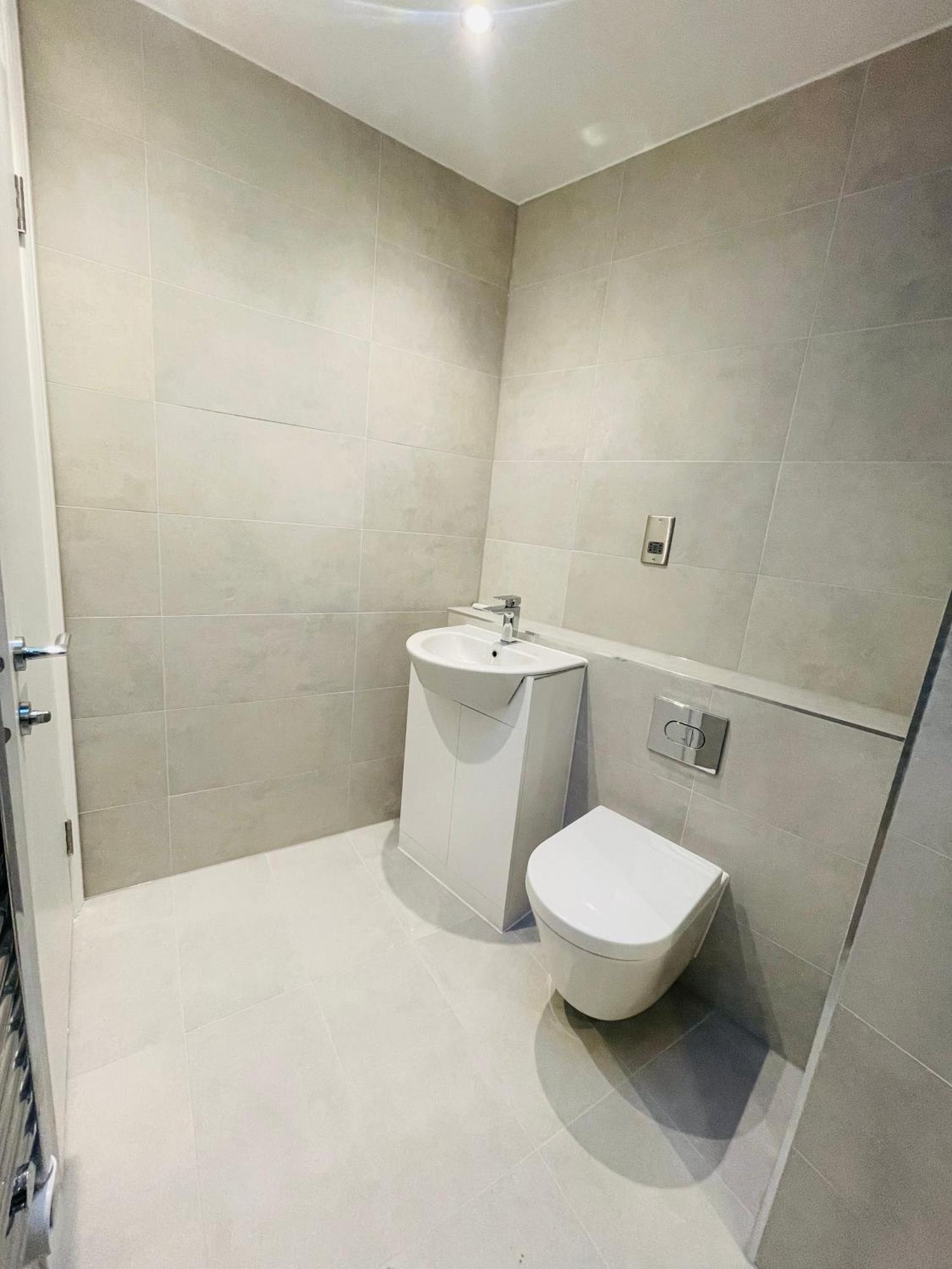 Apartment Fully Furnished Duplex In Askew Road London