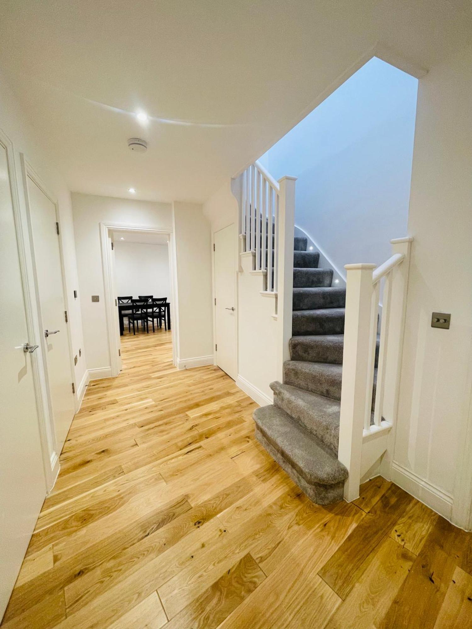 Apartment Fully Furnished Duplex In Askew Road London