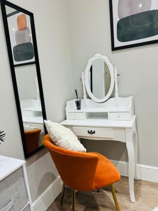 10 Min From Stratford Shopping Centre, Garden! Apartment London