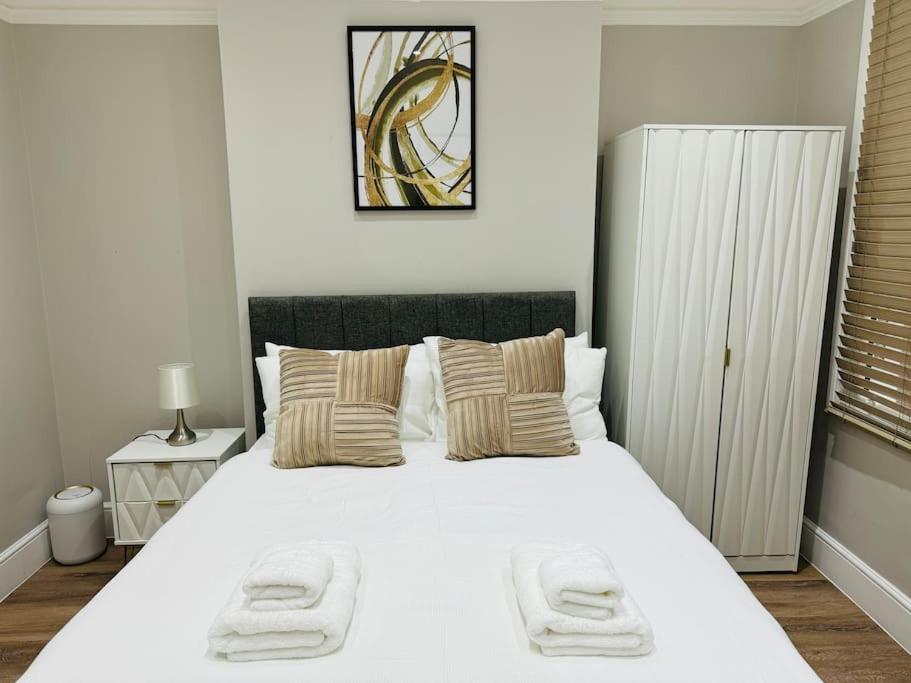 10 Min From Stratford Shopping Centre, Garden! Apartment London