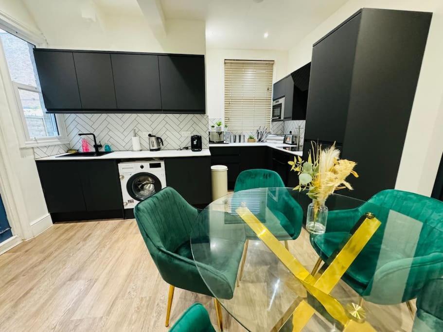 Apartment 10 Min From Stratford Shopping Centre, Garden! London