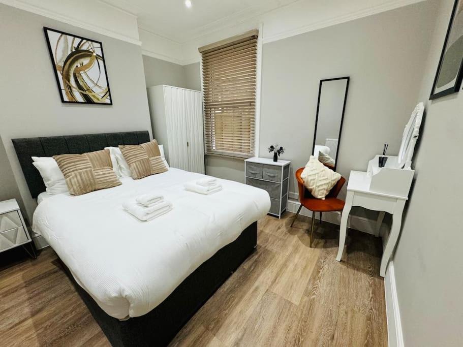 10 Min From Stratford Shopping Centre, Garden! Apartment London