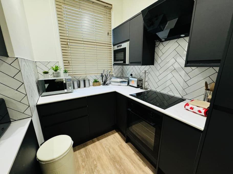 10 Min From Stratford Shopping Centre, Garden! Apartment London