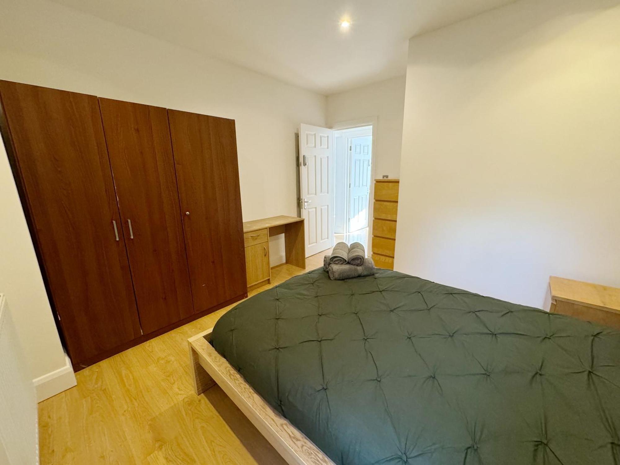 Homestay Budget Double In Acton, Near & Heathrow *
