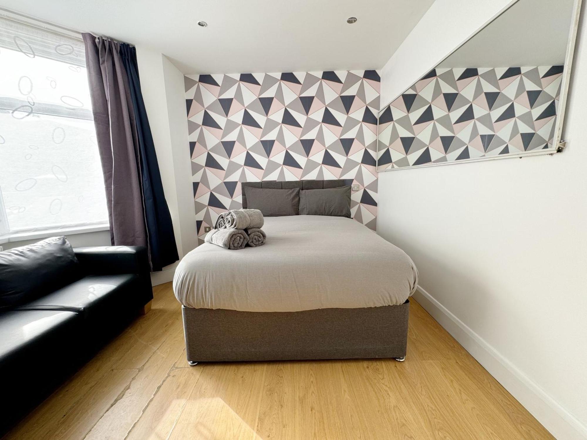 Homestay Budget Double In Acton, Near & Heathrow *