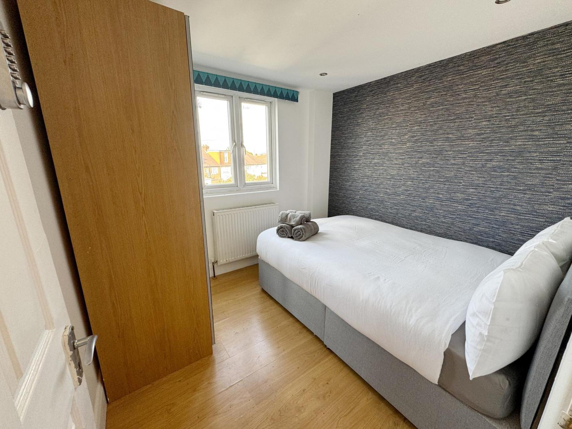 Budget Double In Acton, Near & Heathrow Homestay London