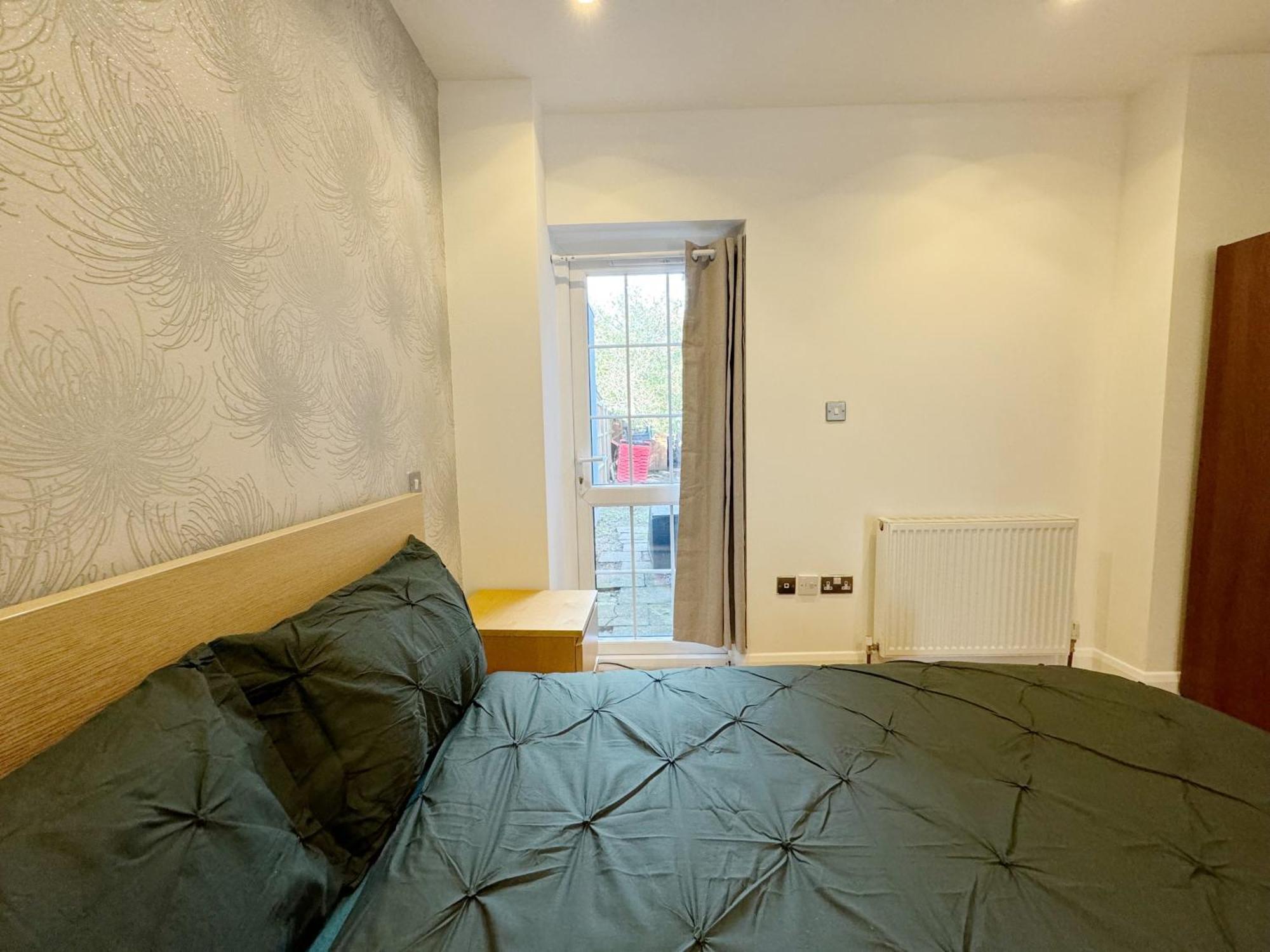 Budget Double In Acton, Near & Heathrow Homestay