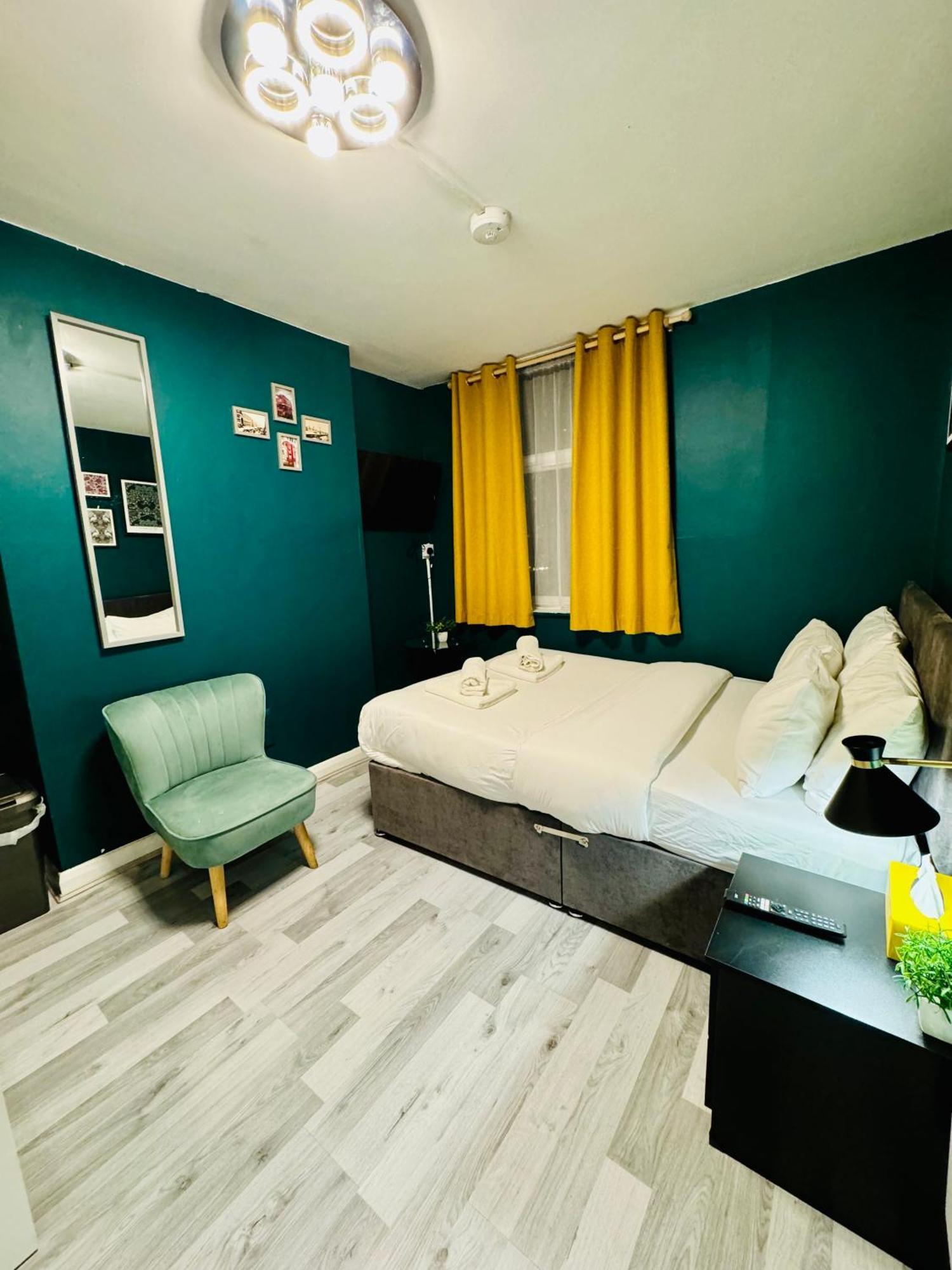 Unique Studio Flat In City 1110 * London